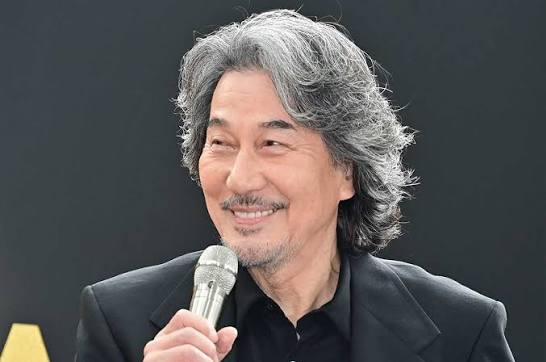 UandI_2525's tweet photo. 【ニコ生】３時さん配信
３時さんずっと髪のばしてるけど、役所広司さんに寄せてきてる説・・・。
画像：加工でマイクを持たせただけ。 https://t.co/5ibgwlXpYO