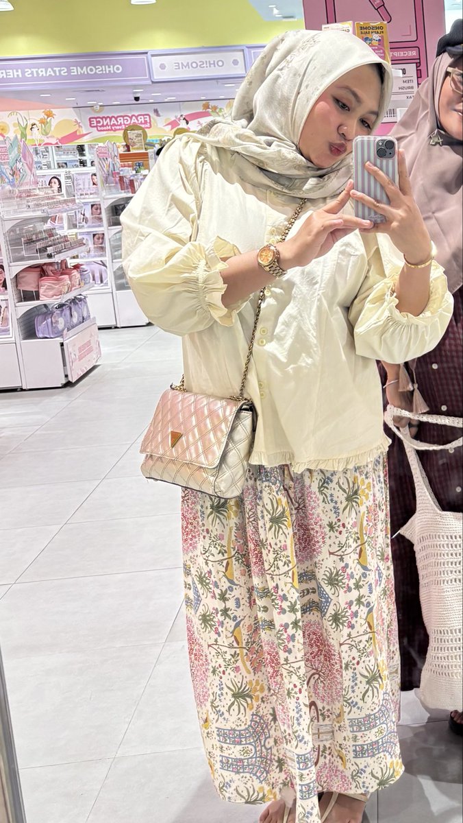 athiyazf's tweet photo. OOTD LUCUKKKK 
Hijab : BS Series Singapore
https://t.co/TV9NfX5hRw
Atasan : Yellow Muda
https://t.co/oiiCQ5J80C
Rok : Embun 08
https://t.co/DSenjVLeCz
Jam : MK 
https://t.co/UOTX0UCw4f
Tas : Guess (yg aku pake uda discontinued kayanya)
https://t.co/y5MJtNWZIB
Sandal : Rubi https://t.co/zCje6reUUj
