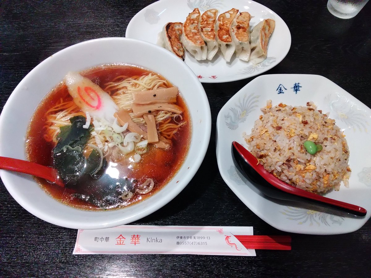 dekayama196's tweet photo. 通称 "みのりちゃんセット(ランチAセット)" に餃子をひと皿付けて豪華なランチ～ヽ(*´▽)ノﾜｰｲ♪🍜🥟
金華さんは「みのりちゃんセット」とオーダーされると、ちゃんと「みのりちゃんセットです」と出してくれるの、ファン想いで嬉しいね～(・∀・)！
#金華
#町中華 
#伊東グルメ
#鈴木みのり https://t.co/xs5hKbZizl