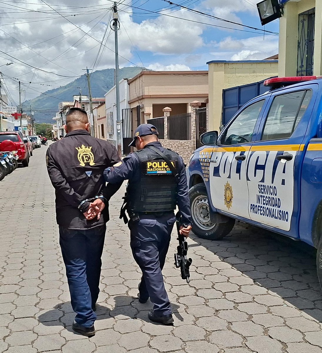 danydoggy's tweet photo. Que bueno @PNCdeGuatemala al fin les están poniendo un alto a estos delincuentes. Que se paseaban por cualquier lado no solo en estos desfiles de narcos como si la ley no existiera para. Ellos 👇👏👏 https://t.co/mVn9CkZFCU