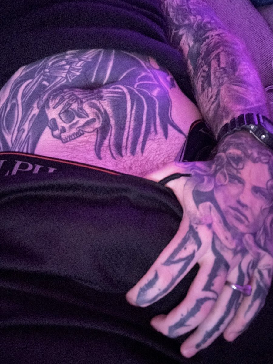RodzillaOF's tweet photo. just got back from the gym who wants to shove their face in my crotch? https://t.co/3DT4m20O5d