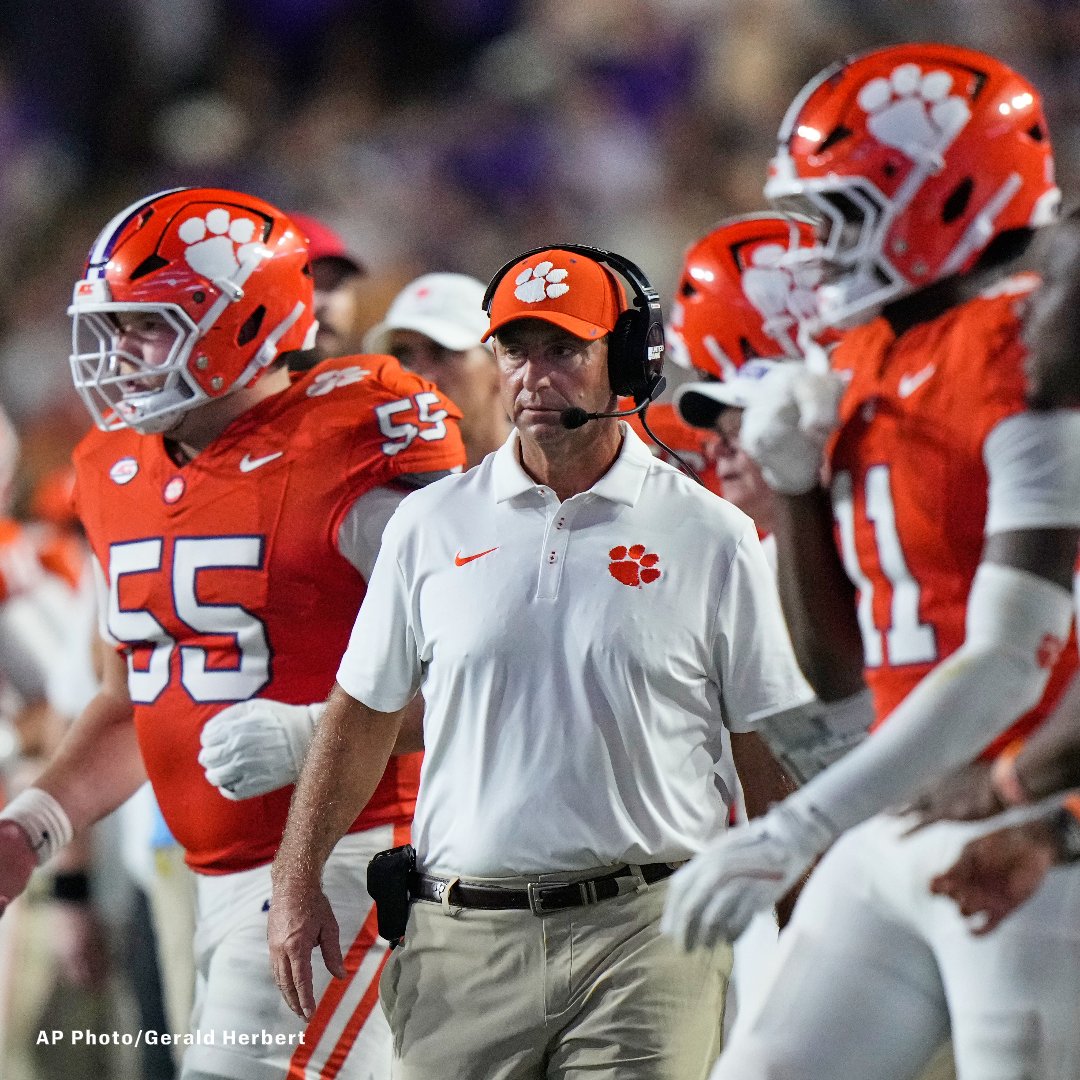 ESPNInsights's tweet photo. Clemson struggled in the first half against LSU.
❌ 54 yards, fewest in a 1st half under Dabo Swinney
❌ 0-8 on 3rd down, tied for worst in any half under Dabo Swinney (2011 1st half vs. Troy)
❌ 28-point halftime deficit is 2nd-largest in any game under Dabo Swinney (trailed by 29 at half in 2012 Orange Bowl vs West Virginia)