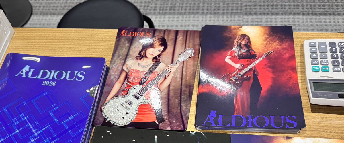 ALDIOUSYOSHI's tweet photo. 9/6(日)お茶の水ESP Yoshi独演会
先行物販12:30-12:50

ご来場の方へ業務連絡的な
①今回撮影が25名ほどいらっしゃるので2分で終えたとしても50分掛かるので、もし時間なくて先に撮影したい方はスタッフに申し出てください😸整理番号の早い方から撮ります📷

②Aチケットの座席希望の方3名様の予約席あります。椅子ごと移動してもらってもok👌

③新グッズのジャケットが台風で間に合わなかったけど特典のLuftのCD-Rは渡します😼

④終演後物販にはルイさんも出られるのでそちらも是非見てね🙌