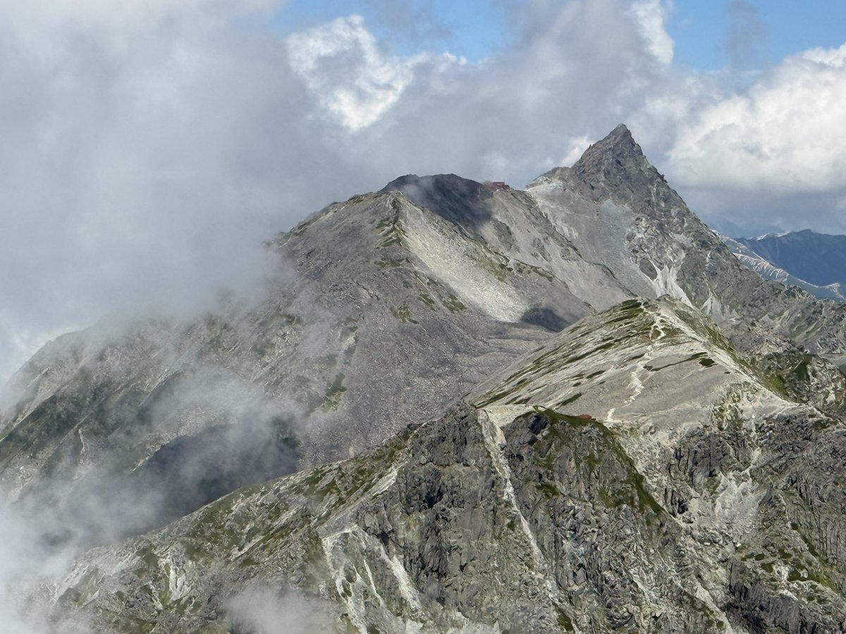 take2002's tweet photo. 涸沢にテント張って、北穂高岳から穂高岳山荘までのちょっとハードな稜線をたどり涸沢まで戻るという2泊3日の山行してきました。何度も行ったことあるコースですが何度行っても素晴らしさは変わりません。昨秋、体調崩してもうハードな登山は無理かと思ったけど、北アルプステント2泊できました https://t.co/ggRc9usvu1