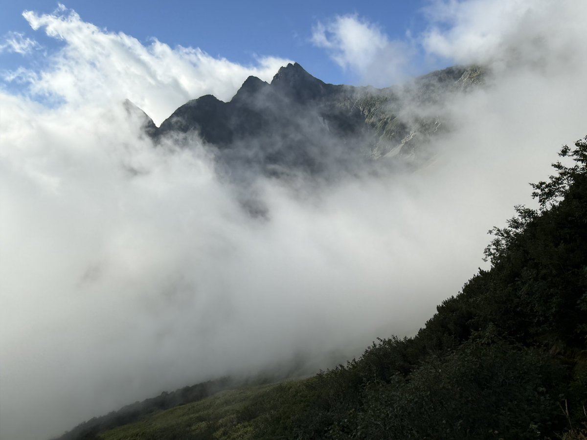 take2002's tweet photo. 涸沢にテント張って、北穂高岳から穂高岳山荘までのちょっとハードな稜線をたどり涸沢まで戻るという2泊3日の山行してきました。何度も行ったことあるコースですが何度行っても素晴らしさは変わりません。昨秋、体調崩してもうハードな登山は無理かと思ったけど、北アルプステント2泊できました https://t.co/ggRc9usvu1
