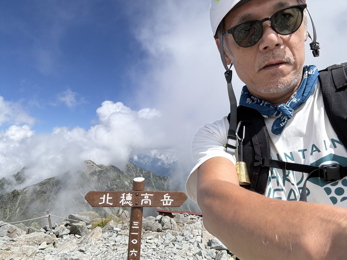 take2002's tweet photo. 涸沢にテント張って、北穂高岳から穂高岳山荘までのちょっとハードな稜線をたどり涸沢まで戻るという2泊3日の山行してきました。何度も行ったことあるコースですが何度行っても素晴らしさは変わりません。昨秋、体調崩してもうハードな登山は無理かと思ったけど、北アルプステント2泊できました https://t.co/ggRc9usvu1