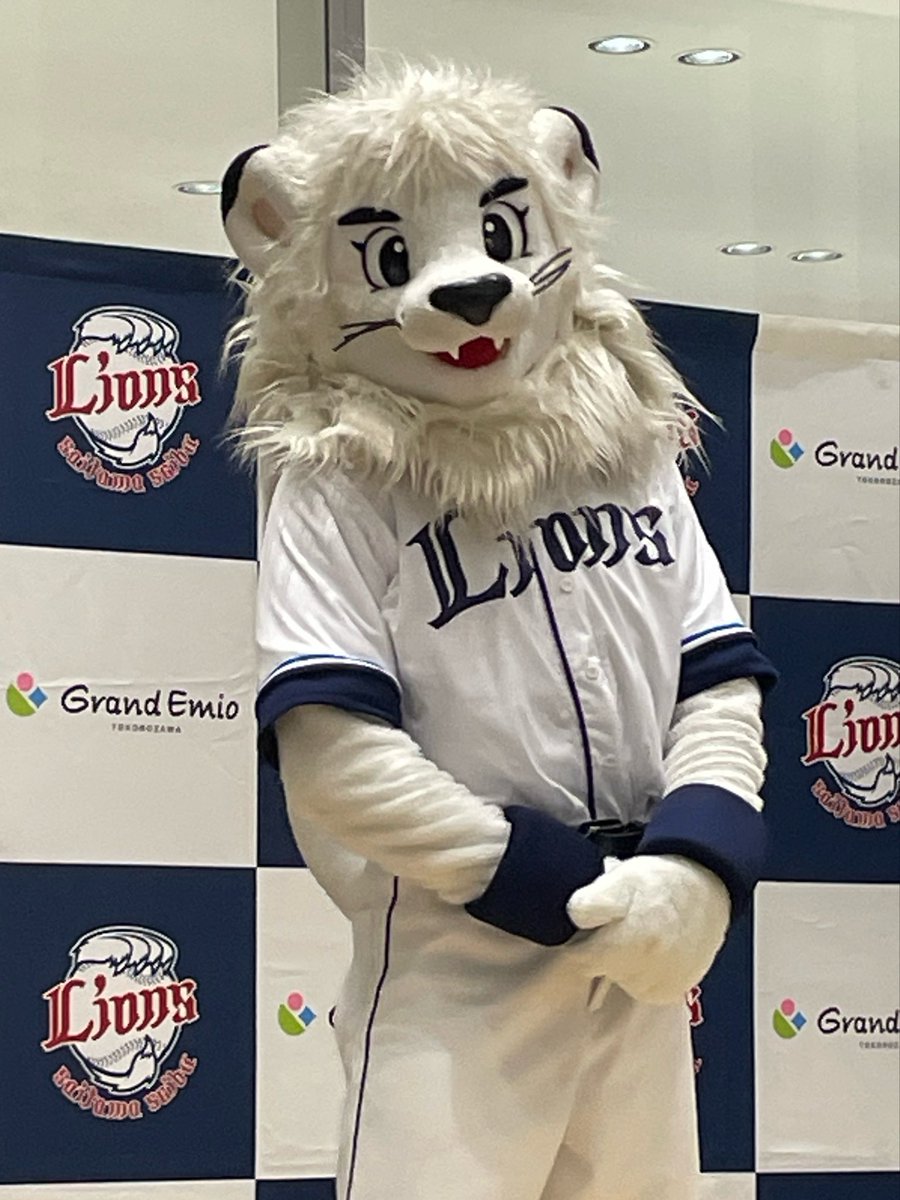 dyn19dg's tweet photo. I met Leo😍 He is the cutest mascot in the world https://t.co/AHNTE5I3rF