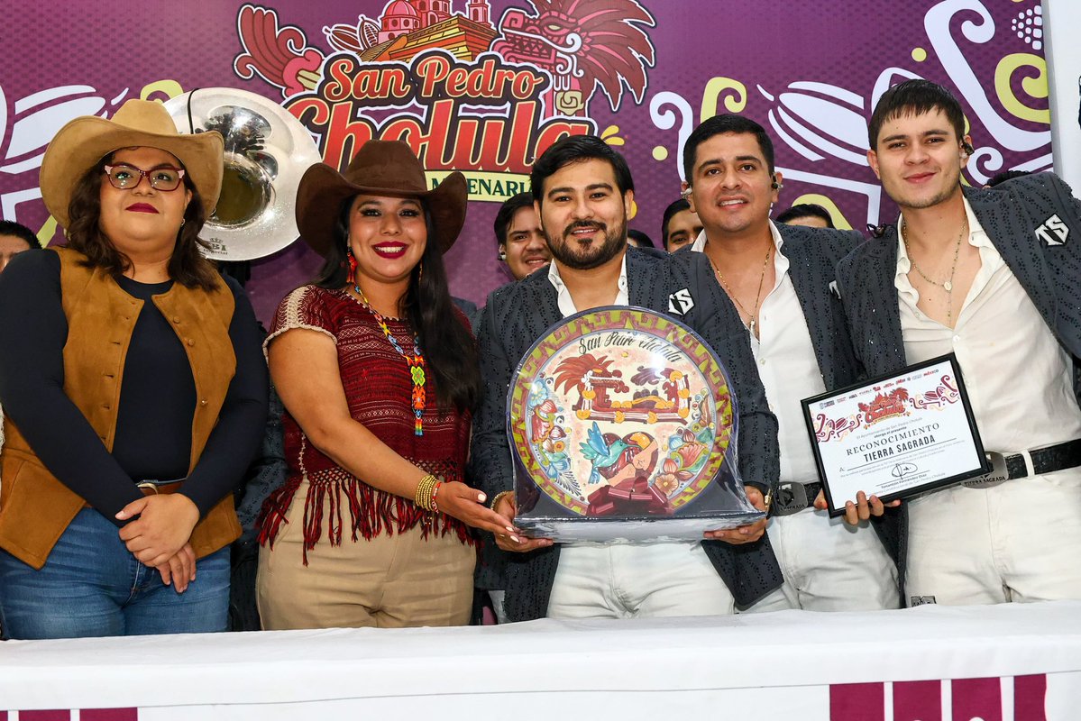 TonantzinFdz's tweet photo. La música sinaloense 🎵 ya se siente en San Pedro Cholula. 

📺📻🎙️ En rueda de prensa, Banda Tierra Sagrada compartió su emoción por presentarse ante el público cholulteca y ser parte de nuestra Feria Milenaria 2026.

¡Estamos listos para cantar y disfrutar de una gran noche! https://t.co/aaLUVPJrQ6
