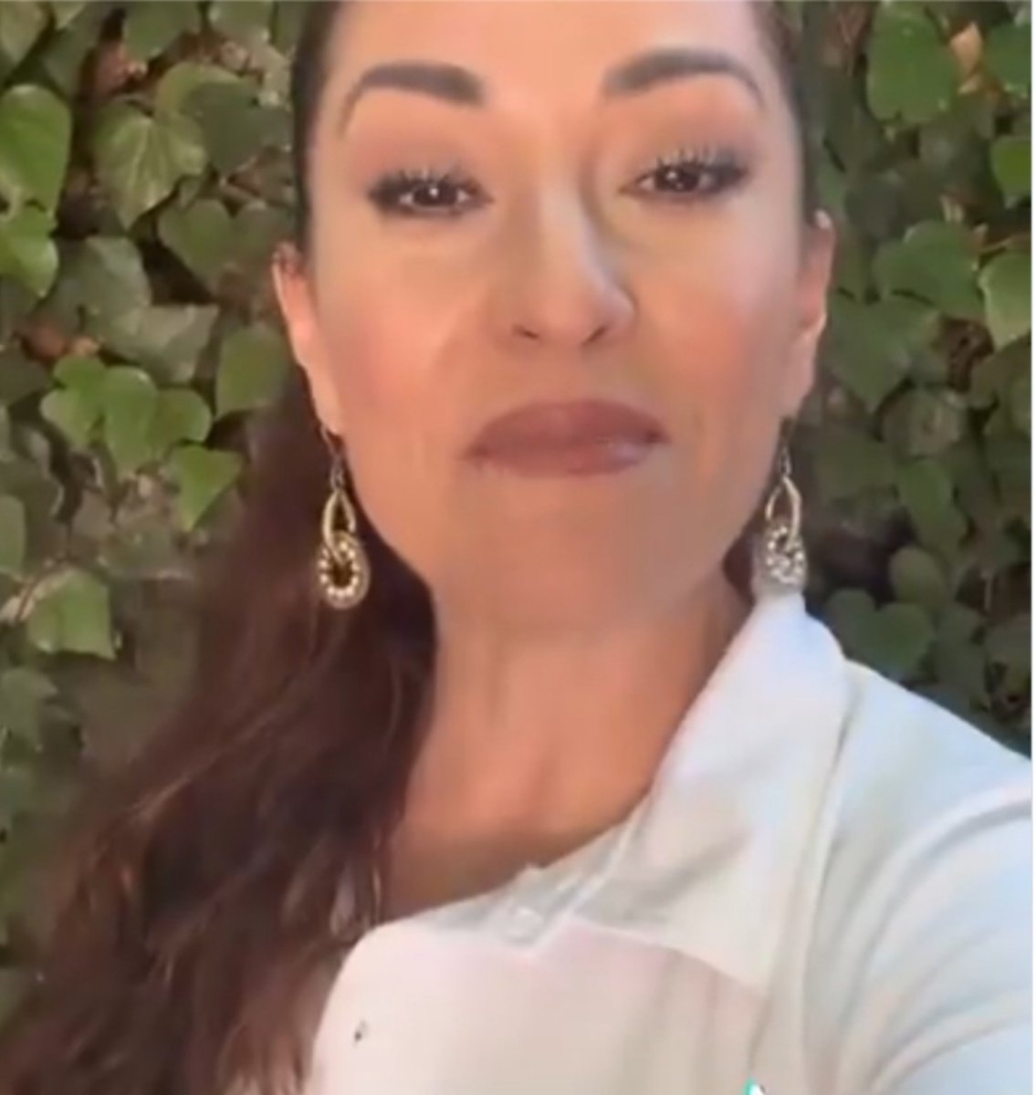 MONCAYOJUAN's tweet photo. ⛔️EXCESOS GROTESCOS A COSTA DEL PUEBLO🔥🐁😰🥵 Está chica confesó en un video que fue llevada desde Puerto Vallarta hasta Chihuahua solo para peinar y maquillar a quien se siente la emperatriz del estado 
@MaruCampos_G.... https://t.co/CmFSxLOjvT
