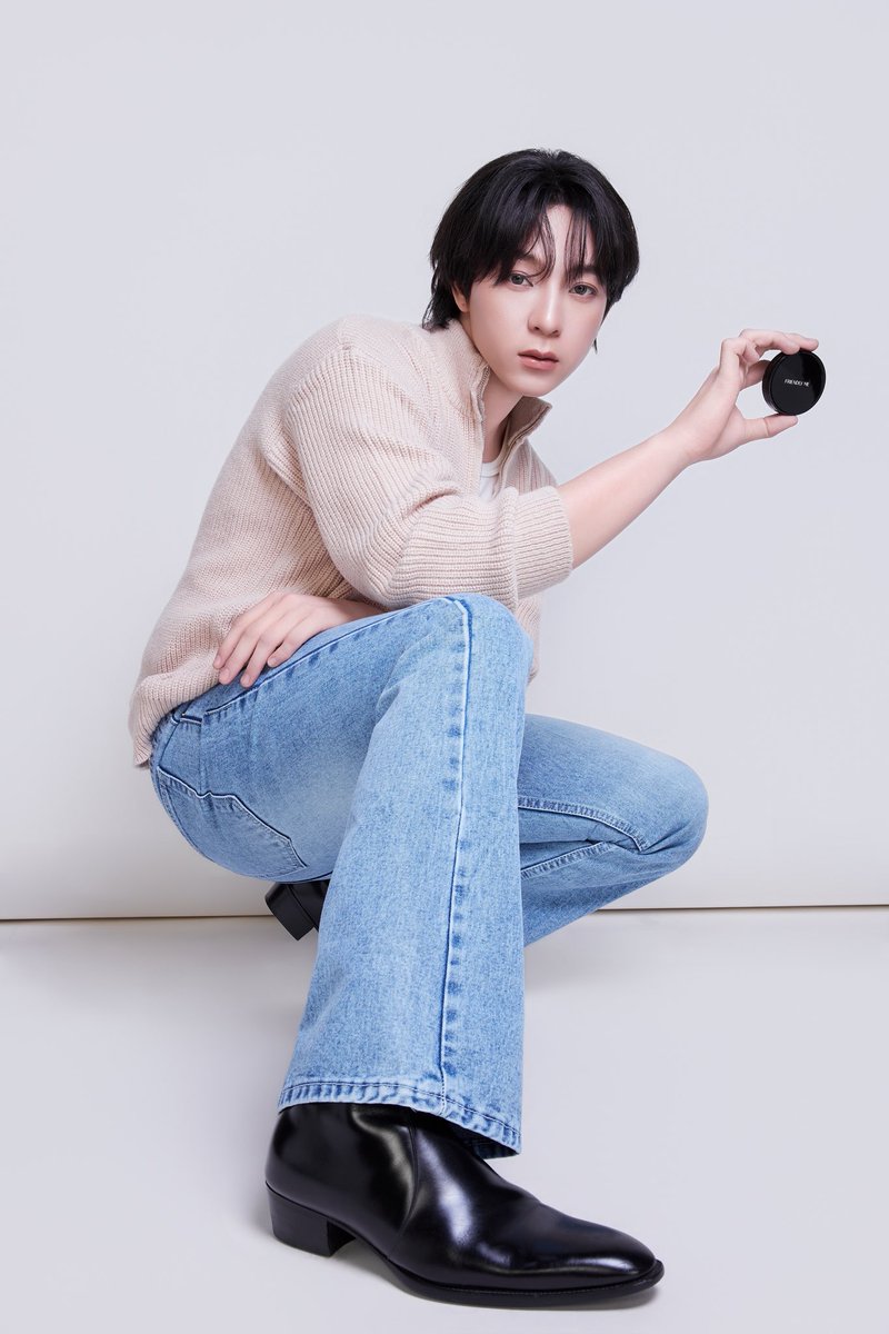FriendlyMe_TH's tweet photo. THIS LOOK BAS USES

ลุคงานผิวที่เน้น Natural Dimension & Effortless Glow
ให้ผิวดูมีมิติแบบเป���นธรรมชาติ พร้อมรับแสงในทุกมุม

Lumi Glow Stick #05 Cashmere Beige
ช่วย Control & Define ใบหน้าให้ดูมีมิติอย่างเป็นธรรมชาติ
พร้อมสร้างลุค Soft V-Shape แบบไม่ดูหนัก

Lumi Glow Stick #04 Champagne
เติม Highlight & Glow ให้จุดสำคัญบนใบหน้าดูโดดเด่น
ผิวดูฉ่ำโกลว์และรับแสงได้อย่างพอดี

Lumi Blush #04 Champagne Glow
เพิ่มประกายให้ผิวดู Radiant & Dimensional
เผยผิวโกลว์สวยแบบ Lit From Within ในทุกมุม

Your glow Your dimension Your look
FRIENDLY ME 🤍

🛒ช่องทางการสั่งซื้อสินค้า
Lumi Blush : https://t.co/U9suiIbne5

Lumi Glow Stick : https://t.co/uJ9Moor0aY

#FriendlyMe 
#FriendlyMeLumiGlowStick
#FriendlyMeLumiBlush
#FriendlyMexBas 
#bbasjtr