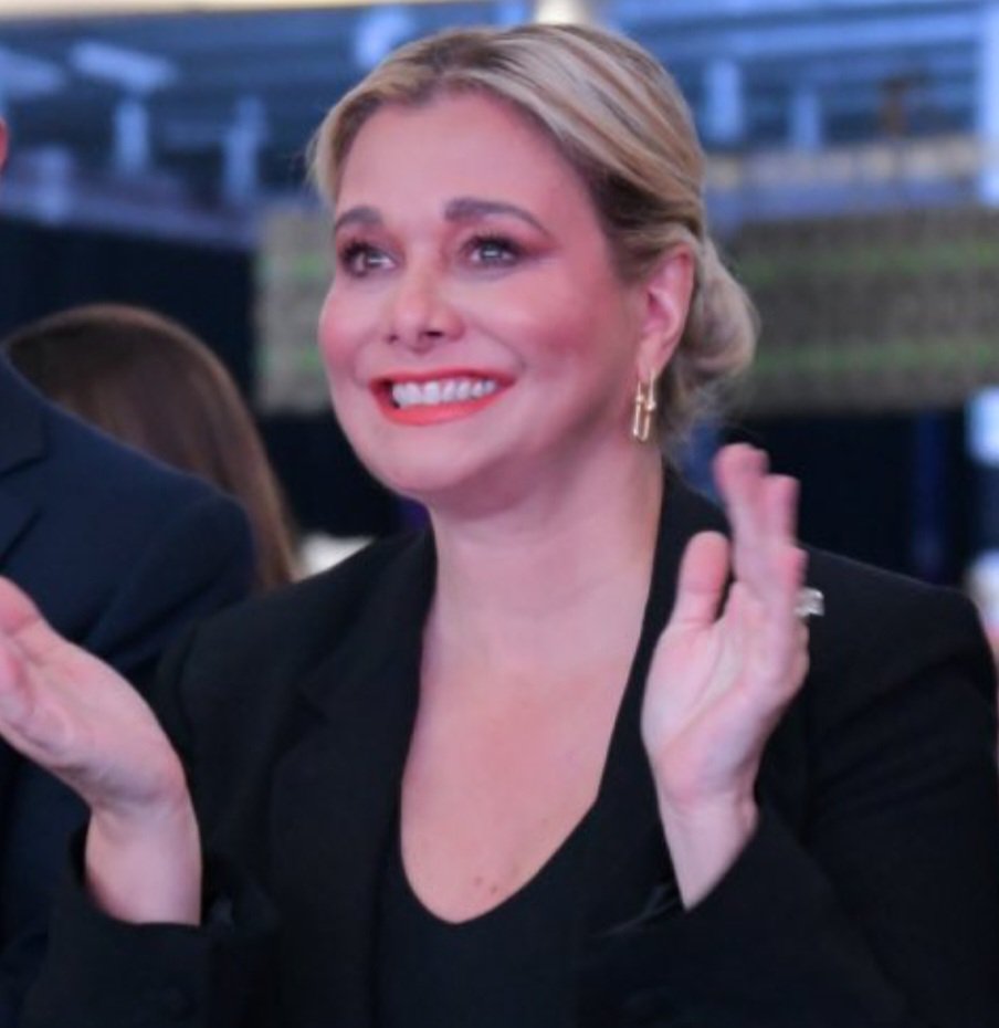 MONCAYOJUAN's tweet photo. ⛔️EXCESOS GROTESCOS A COSTA DEL PUEBLO🔥🐁😰🥵 Está chica confesó en un video que fue llevada desde Puerto Vallarta hasta Chihuahua solo para peinar y maquillar a quien se siente la emperatriz del estado 
@MaruCampos_G.... https://t.co/CmFSxLOjvT