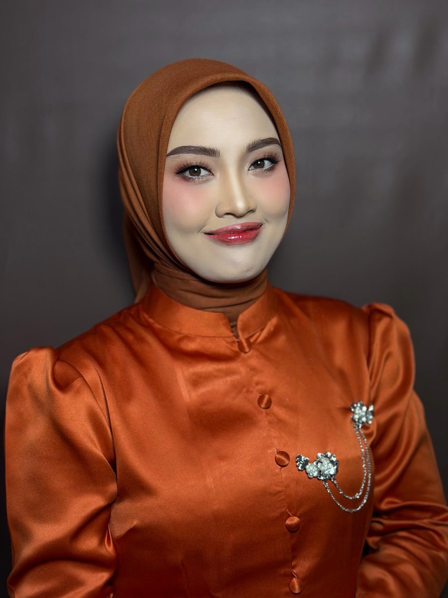 sm_benz's tweet photo. Bridesmaid makeup for every special moment: farewell, photoshoot, wedding, prewedding, graduation, engagement, and party. https://t.co/nnMZg22ubL