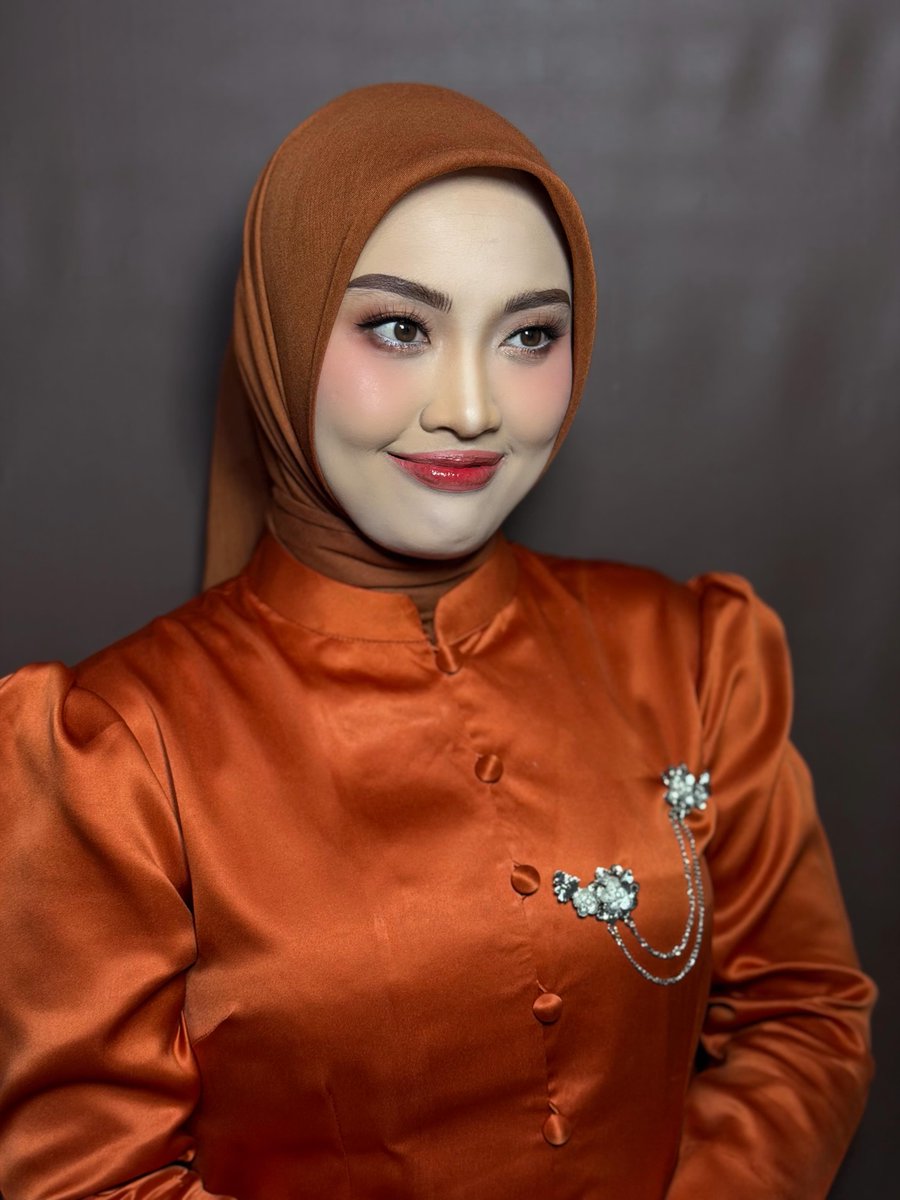 sm_benz's tweet photo. Bridesmaid makeup for every special moment: farewell, photoshoot, wedding, prewedding, graduation, engagement, and party. https://t.co/nnMZg22ubL