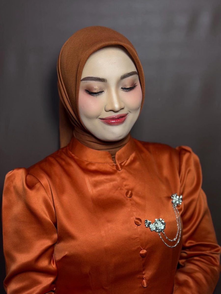 sm_benz's tweet photo. Bridesmaid makeup for every special moment: farewell, photoshoot, wedding, prewedding, graduation, engagement, and party. https://t.co/nnMZg22ubL