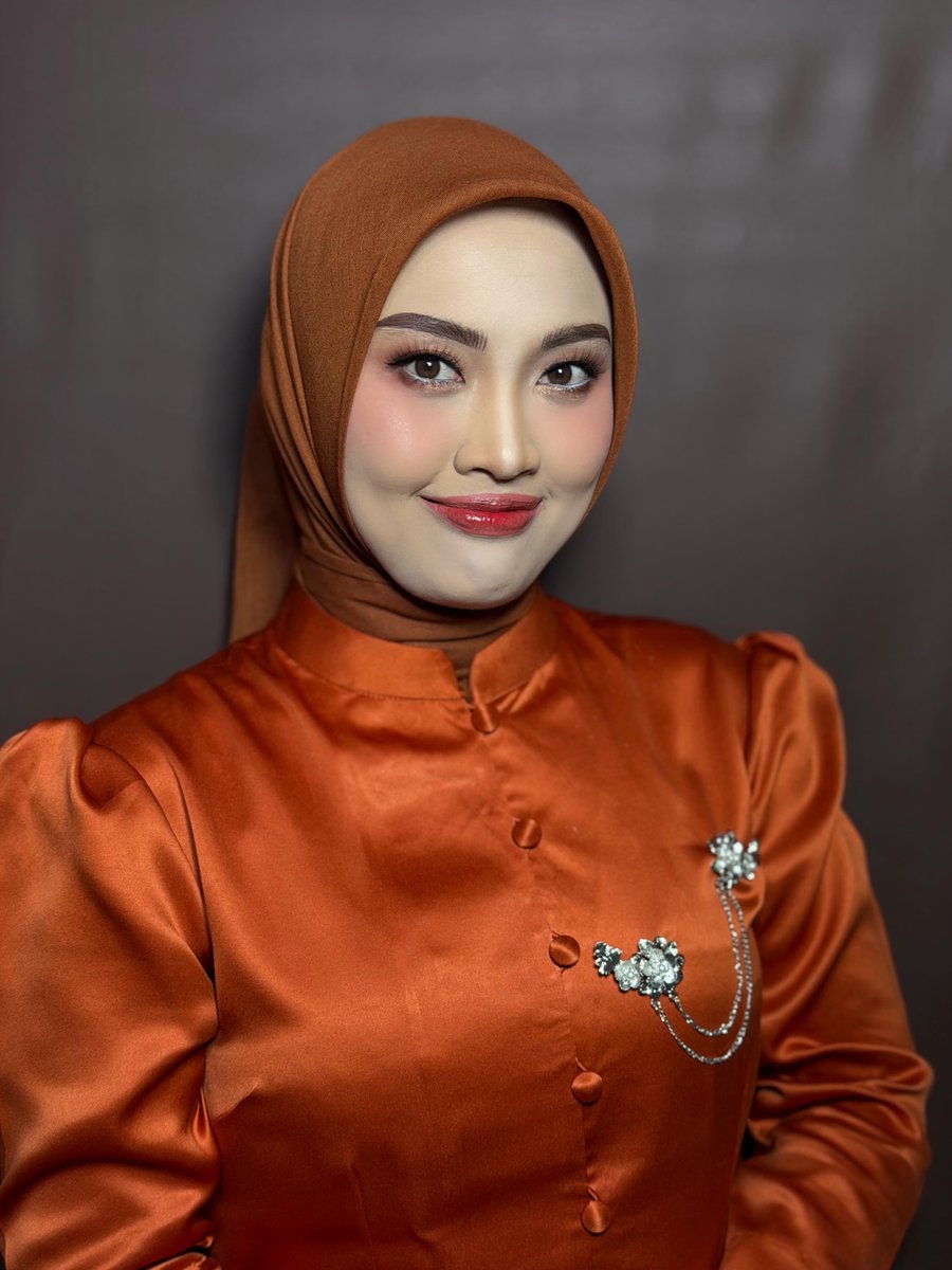 sm_benz's tweet photo. Bridesmaid makeup for every special moment: farewell, photoshoot, wedding, prewedding, graduation, engagement, and party. https://t.co/nnMZg22ubL