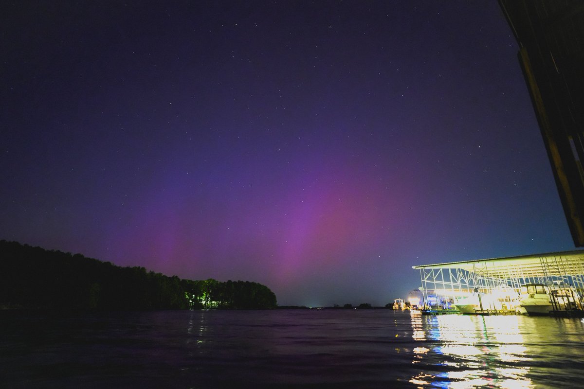 NoisyButters's tweet photo. thinkin about that one time you could see the northern lights over GA so i went to the lake to take pictures

a magical memory, i hope yall hav magical events you reflect on 💕 good for the soul https://t.co/51IdyS6bhP