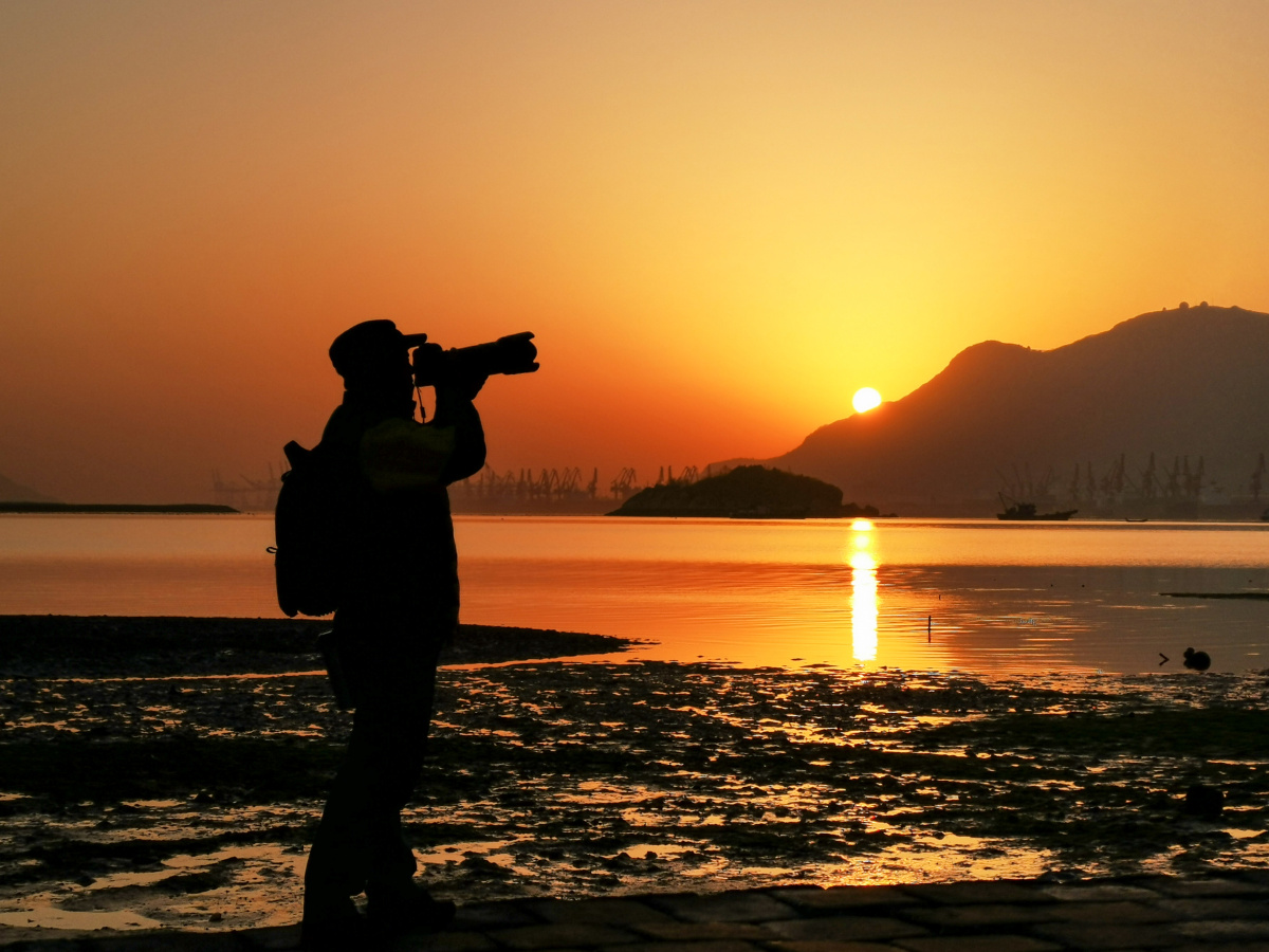 EmreCelikkhrm's tweet photo. New to photography Start with mastering natural light—shoot during golden hour (1hr after sunrise/before sunset) for warm, soft tones that make every photo pop. https://t.co/MYVYauqRgc