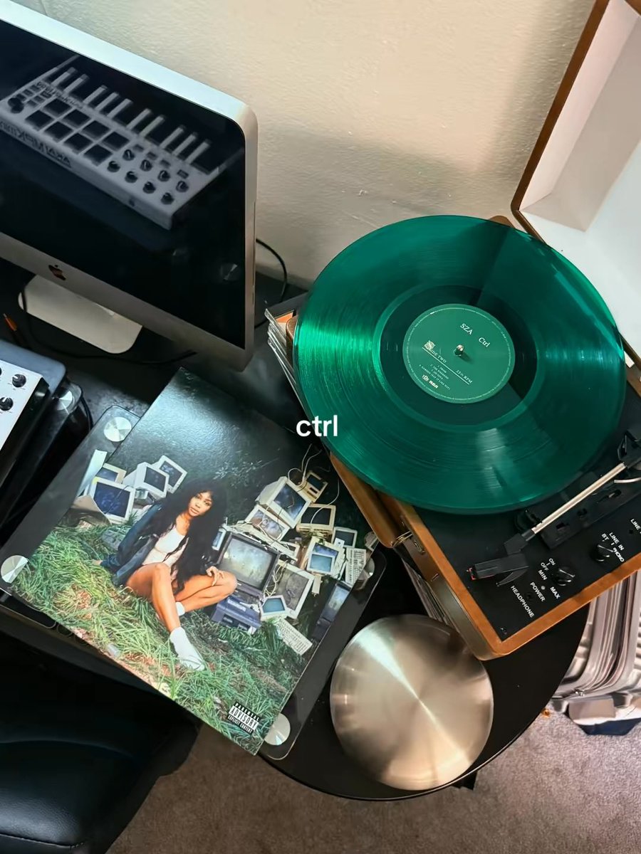 ShellzMello's tweet photo. recent record store pick ups https://t.co/1uA8zGRmhD