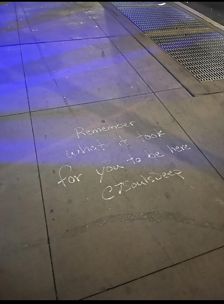 KiniSadiea9's tweet photo. Seeing this sentence while walking home late at night really touched me https://t.co/U0xR7GnaXr
