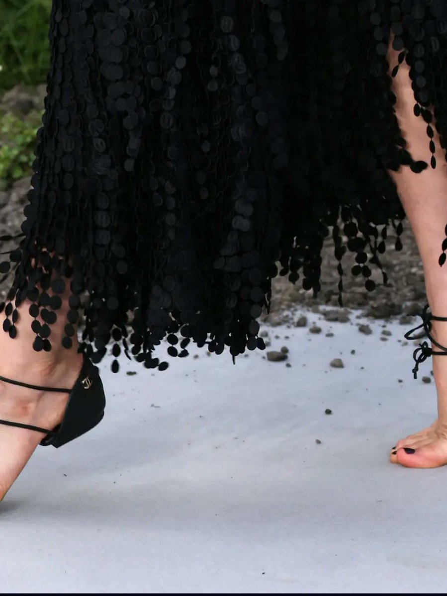 ZBoyacolu's tweet photo. Margaret Qualley pushed red-carpet boundaries at The Dog Stars premiere in Chanel Cruise 2027 “barefoot heel caps. ” The controversial toe-baring style, paired with a black pedicure, made its red-carpet debut. https://t.co/bEZc3XWh8P