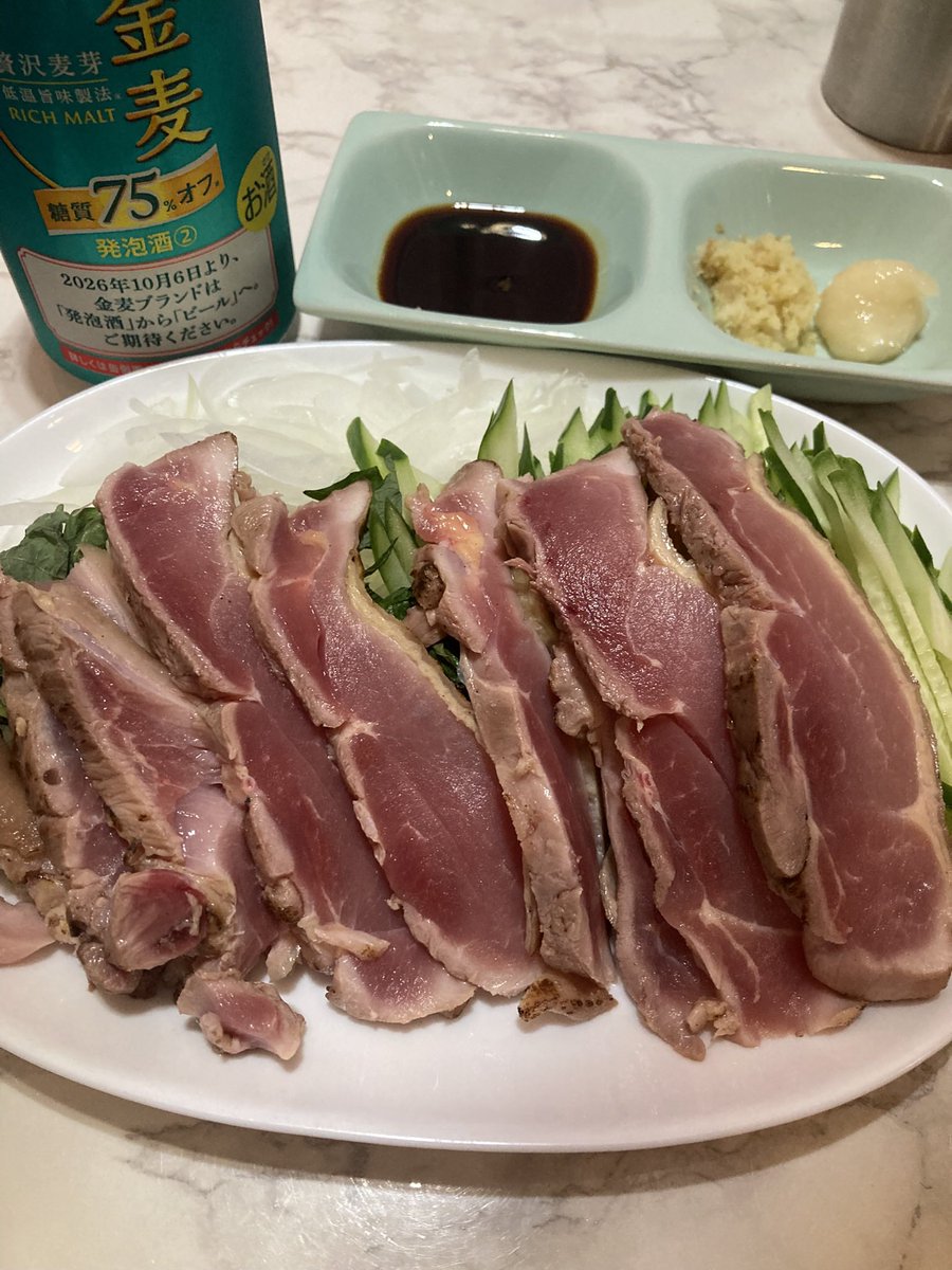 mm__oji's tweet photo. 実はこっそりモモの鳥刺しも食べました。美味しかったです！
モモよりムネのがさっぱりしてて好きかも？？

好みの焼き加減を見つける旅に出ます🐓 https://t.co/GtvSSKROdi