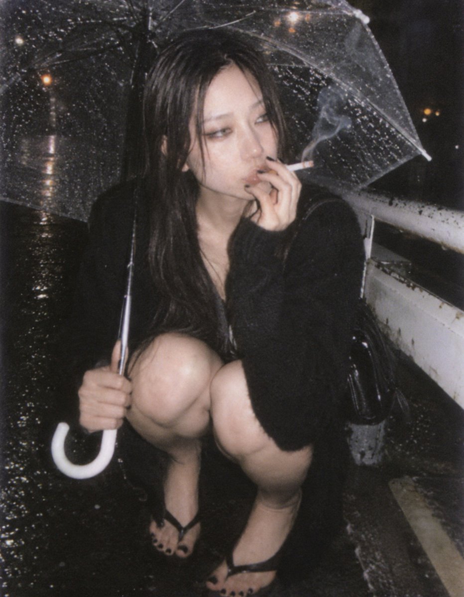 pnuv_ut's tweet photo. 雨の中で、煙だけが乾いている。

Only the smoke stays dry in the rain.

#TokyoNight #MoodyPortrait #CinematicPhotography #CigaretteAesthetic #雰囲気写真 https://t.co/rbku5eL7Vo