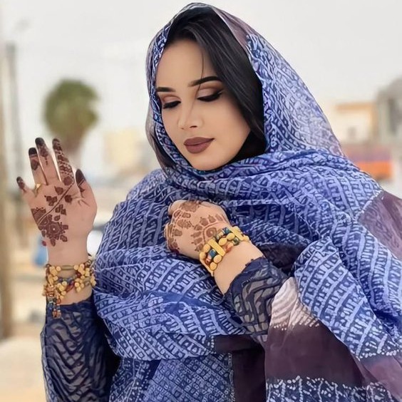 AlfredLaufjsf's tweet photo. كأن الموريتانية خُلقت من نسمات الفجر ورماد نجمة؛ جمالها هادئ لا يعلو صوته، لكنه يبقى في القلب. https://t.co/AkhHMZZ8Zw