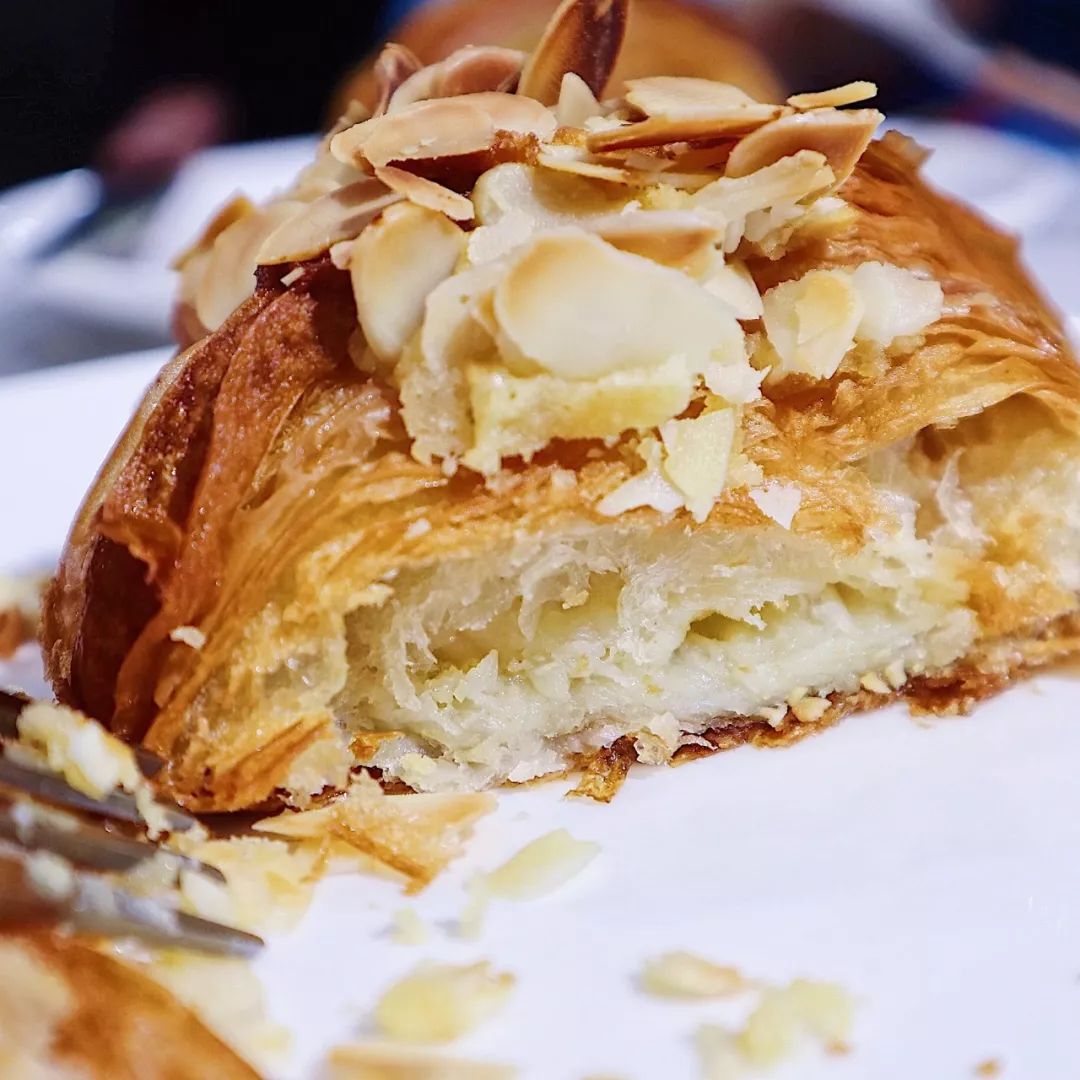 belenangelica6's tweet photo. Just discovered the best midday pick-me-up: iced matcha latte with a dash of honey and a crispy almond croissant. Sunlight streaming in, no plans, just tiny perfect flavors. That’s the weekday win! https://t.co/sBTq7iL3y4
