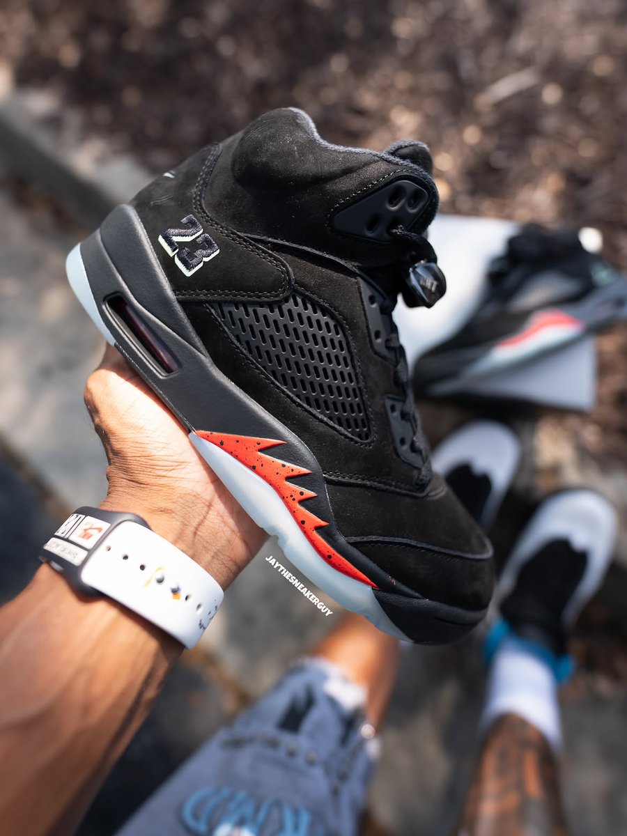 JustFreshKicks's tweet photo. Glow in the dark details on the Air Jordan 5 OG "Halloween" 😱🔦

🗓️ October 17th
💰 $215 https://t.co/sFomUt2z2F