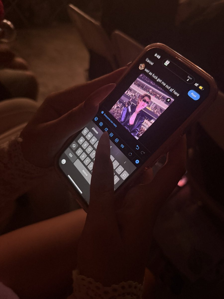 sillyoon's tweet photo. we’re mid concert btw.. https://t.co/OtzKDR2Usd