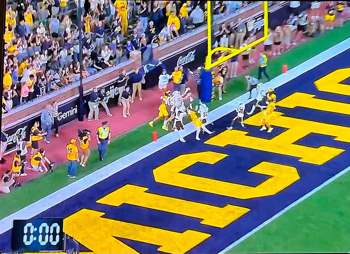 Flydog92's tweet photo. One of these was ruled time expired. The other was ruled 1 second left on the clock. https://t.co/Gn9vYF5iVT