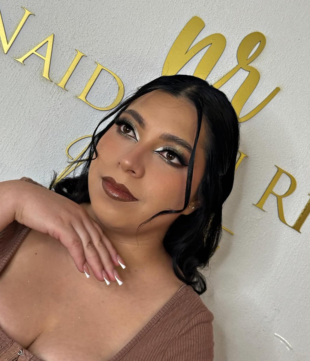 ClarissaDeind4's tweet photo. Maquillaje glam para brillar en cualquier ocasión. https://t.co/UZhTRfszHC