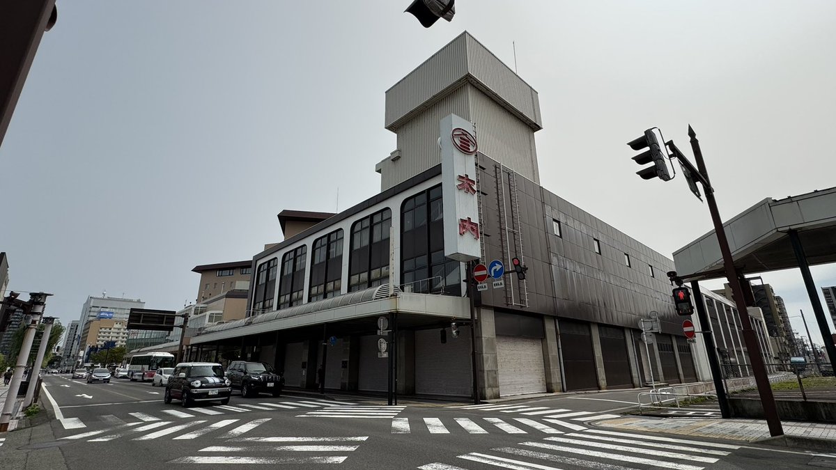 nipponsousei_tv's tweet photo. 秋田市の商業構造の変化をもっとも象徴する存在が「木内」です。
かつては「秋田の三越」と称され、全盛期には年商130億円を誇った秋田を代表する百貨店ですが、2020年3月から休業が続いています。
ネオンはいまだに点灯しているものの、秋田市内の一等地に休業した状態で残っています。 https://t.co/e8KwFxIHJP