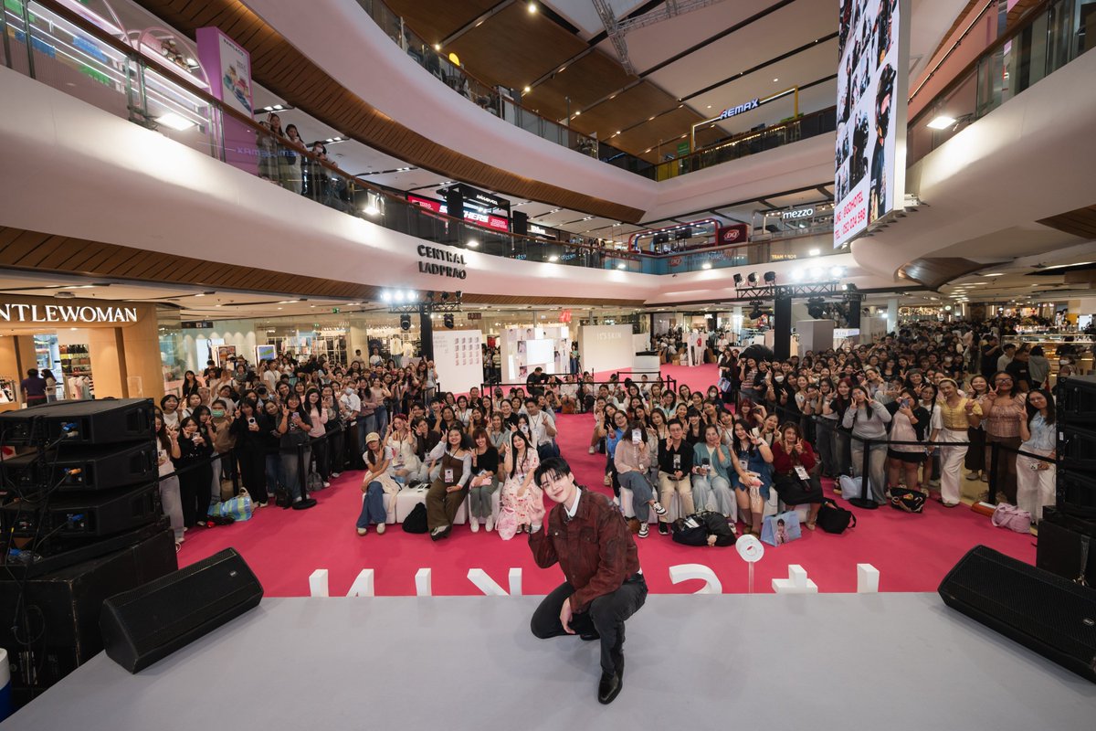 Hello_asian's tweet photo. ‘มีน – แม็กกี้’ เสิร์ฟความฟิน เผยผิวสะอาดใส ออร่าพุ่ง 
ในงาน It’S SKIN POP-UP Market : SPECIAL SALE

#ITSSKINPOPUPMARKET #ITSSKIN #ITSSKINTHAILAND
#ITSSKINCleanser #PrestigCleansingFoam #MEENxITSSKINPOPUP #meennicha8
#ITSSKINSerum #DrSaversSerum #MAXKYxITSSKINPOPUP #maxky_rp

https://t.co/ObrKCt1HAT

หล่อ สะอาด ออร่าพุ่งสุด ๆ 2 หนุ่ม ‘มีน นิชคุณ ขจรบริรักษ���’ และ ‘แม็กกี้ รชต       พิเชฐโชติ’ ที่มาเสิร์ฟความฟิน เซอร์วิสแฟน ๆ แบบจัดเต็มในงาน  It’S SKIN POP-UP Market : SPECIAL SALE  มหกรรมช้อปสกินแคร์แบรนด์ชั้นนำจากเกาหลี It’S SKIN  ที่คืนกำไรให้แฟน ๆ ด้วยการขนผลิตภัณฑ์ดูแลผิวมาลด แลก แจก แถม กันกระหน่ำ พร้อม ๆ กับเปิดพื้นที่ให้ได้พิสูจน์ผิวสวยออร่าความหล่อของ 5 หนุ่ม พรีเซ็นเตอร์ It’S SKIN Thailand แบบใกล้ชิด 

โดยกิจกรรมวันที่ 3 เปิดเวทีด้วยหนุ่มมาดดี ‘มีน นิช��ุณ’ ที่มาพร้อมผิวหน้าสะอาดใสพุ่งแรงเตะตาแฟน ๆ เพราะมีไอเท็มคู่ใจเป็น It’S SKIN Prestige Foam 2X Descargot โฟมล้างหน้าสูตรพรีเมียมจากเกาหลีพัฒนาสูตรใหม่ เพิ่มสารสกัดเข้มข้นขึ้นกว่าสูตรเดิมถึง 2 เท่า ช่วยทำความสะอาดพร้อมบำรุงผิวล้ำลึก และ It’S SKIN Prestige Foam 2X Ginseng D’escargot                โฟมล้างหน้าพรีเมียม เพิ่มระดับสารบำรุงเข้มข้นจากสูตรเดิมถึง 2 เท่า ผสานคุณค่าจาก          เมือกหอยทาก และสารสกัดโสมแดงอายุ 6 ป��� ตอบโจทย์เรื่องการทำความสะอาดอย่างล้ำลึก พร้อมลดเลือนริ้วรอยในขั้นตอนเดียว 

‘มีน’ เปิดใจว่า “ดีใจมากครับที่ได้มาร่วมสนุกกับแฟน ๆ และครอบครัว It’S SKIN พร้อมแชร์ทริคในการดูแลผิวหน้า ปกติผมเป็นคนชอบดูแลตัวเองมาก ๆ ยิ่งเป็นคนเล่นกีฬาบาสเกตบอลด้วย มีเหงื่อหลังจากออกกำลัง ก็จะพิถีพิถันในการเลือกผลิตภัณฑ์ดี ๆ ให้ตัวเอง โดยเฉพาะการล้างหน้า  It’S SKIN Prestige Foam ทั้ง 2 สูตร จึงต���บโจทย์ผมมาก ๆ ครับ ใช้ได้ทุกสภาพผิวด้วย แนะนำเลยครับ”

จากนั้นในช่วงเย็นก็ถึงคิวของหนุ่ม ‘แม็กกี้ รชต’ ก็มาพร้อมความสดใสทั้งใบหน้า          และเอเนอจี้ พร้อมเผยเคล็ดลับผิวเปล่งปลั่งด้วย It'S SKIN Dr. Savers Serum กลุ่มเซรั่มสูตรใหม่

ถึง  5 สูตร ที่ตอบโจทย์ทุกปัญหาผิวอย่างตรงจุด ทั้งผิวเรียบเนียนกระชับรูขุมขน ปลอบประโลมผิวอย่างเร่งด่วน ปรับผิวกระจ่างใส ลดเลือนริ้วรอย และเติมคว���มชุ่มฉ่ำล้ำลึก

“ปีที่ 2 แล้วครับกับการได้เป็นพรีเซ็นเตอร์ของ It’S SKIN สนุกสนานเหมือนเดิม     มีกิจกรรม ดี ๆ มาให้ผม และแฟน ๆ ร่วมสนุกกันตลอด แล้วผลิตภัณฑ์ของ It'S SKIN โดยเฉพาะ Dr. Savers Serum ที่คิดค้นมาให้แล้วให้การดูแลแก้ไขปัญหาทุกสภาพผิว อย่างผมเป็นคนผิวแห้ง ทั้ง 5 สูตรก็จะดูแลครอบคลุมเลย” ‘แม็กกี้’ เปิดใจ

นอกจากแฟน ๆ จะได้มาพิสูจน์ผิวสวยสะอาดของ ‘มีน – แม็กกี้’ ด้วยตาเนื้อแล��ว ยังได้ร่วมเล่นเกม พร้อมร่วมกิจกรรมอื่น ๆ ในงานอีกเพียบ  โดยยังสามารถมาร่วมสนุก มาช้อปกันได้ที่งาน It’S SKIN POP-UP Market : SPECIAL SALE  วันสุดท้าย อาทิตย์ที่ 6 กันยายน เวลา 18.00 น. พร้อมพบกับ ‘ดัง ณัฎฐ์ฐชัย’ พรีเซ็นเตอร์ IT'S SKIN 'TONER PAD & MASK'  ที่ Zone B, ชั้น 1 เซ็นทรัลลาดพร้าว