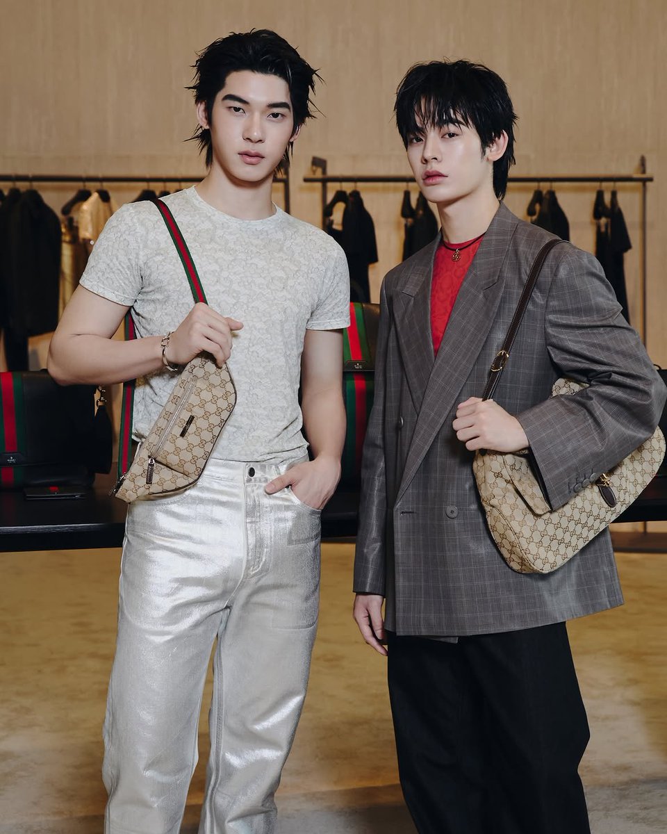 EverydaynewsTH's tweet photo. หล่อแพ็กคู่ "ตี๋ตี๋-ป๋อ" ควงคู่มาร่วมสัมผัส Gucci PRIMAVERA คอลเลกชั่นเต็มครั้งแรก ภายใต้วิสัยทัศน์การออกแบบของ Demna จัดขึ้น ณ The Pinnacle Hall ICONSIAM ที่ผ่านมา

TEETEEPOR NEW ERA WITH GUCCI
#EVERYDAYth
#teeteepor #twnpich
#porsuppakarn 
#GucciPrimaveraxTeeTeePor
#Gucci #GucciPrimavera