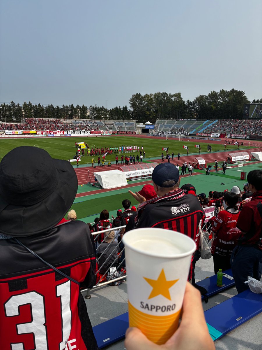 switch1972thai's tweet photo. ちょうどタイミングが合ったので、J2札幌vs栃木を見に厚別公園競技場へ⚽️
薄陽がさしてて、ちょうど良い気温（24℃）で気持ちいいですな
のんびり楽しみますわ😊 https://t.co/lUWXnzUtfy