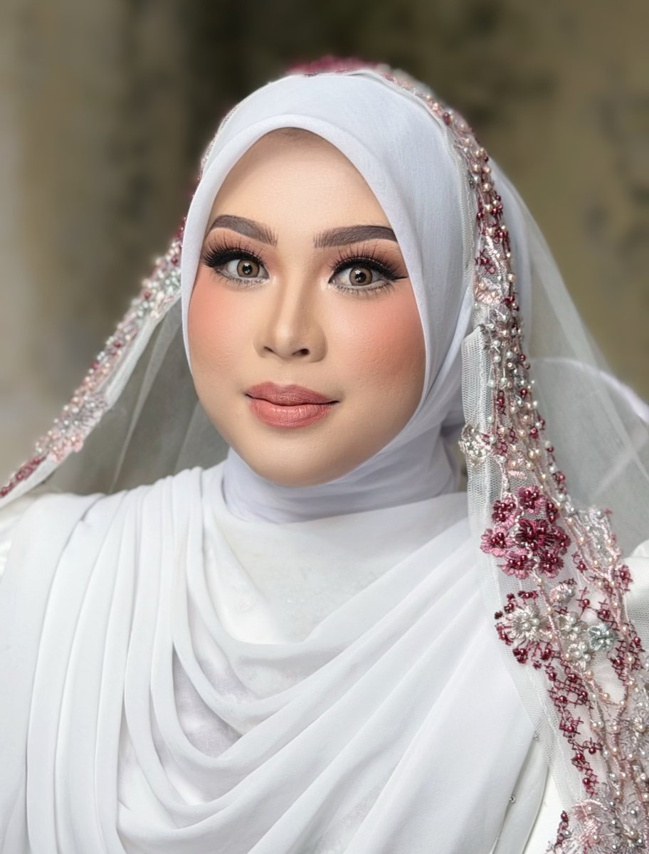 ebrupol98751990's tweet photo. Percayakan MUA 100%, hasil makeup dan gaun makin sempurna. Bride @_rantiaprila MUA @tetymakeup23 https://t.co/ctI8n4ugma