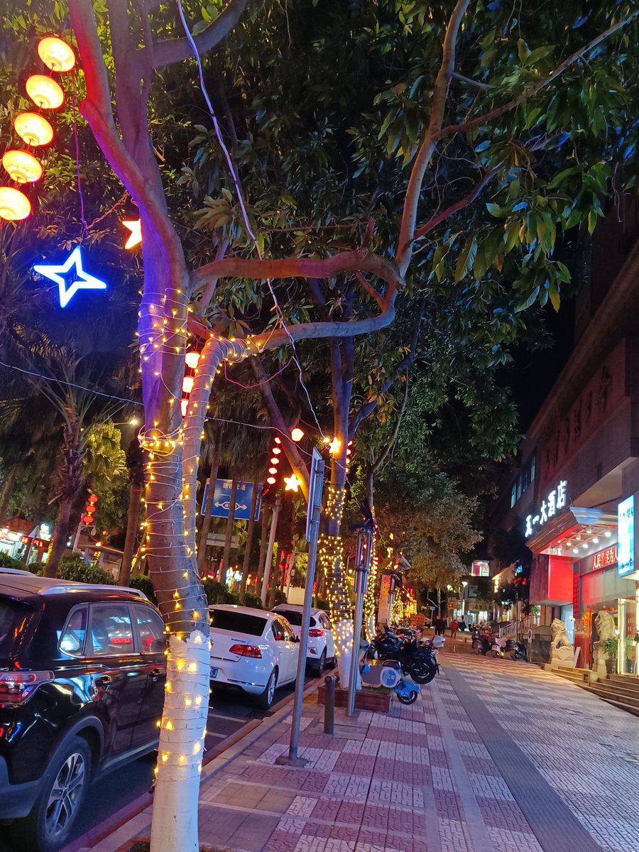 jami81014's tweet photo. Random city walk finds this cozy corner with warm string lights, no plan needed just good vibes. https://t.co/UB5n6ZTSKB