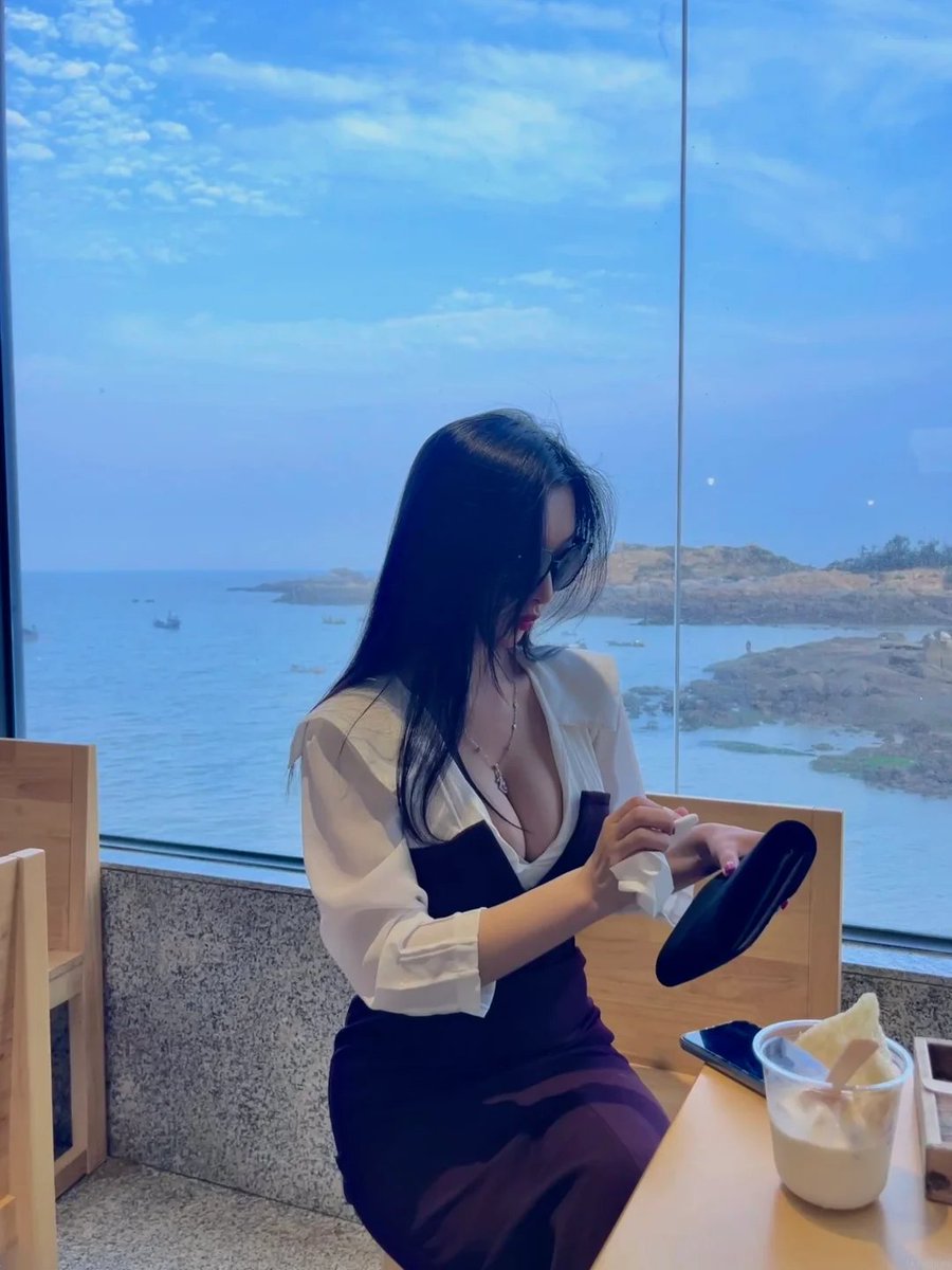 Ciqmnha's tweet photo. Sitting by the window, gazing at the sea, munching on dessert, and daydreaming—the weather and the sea breeze are quite pleasant https://t.co/rPycMKaeOQ