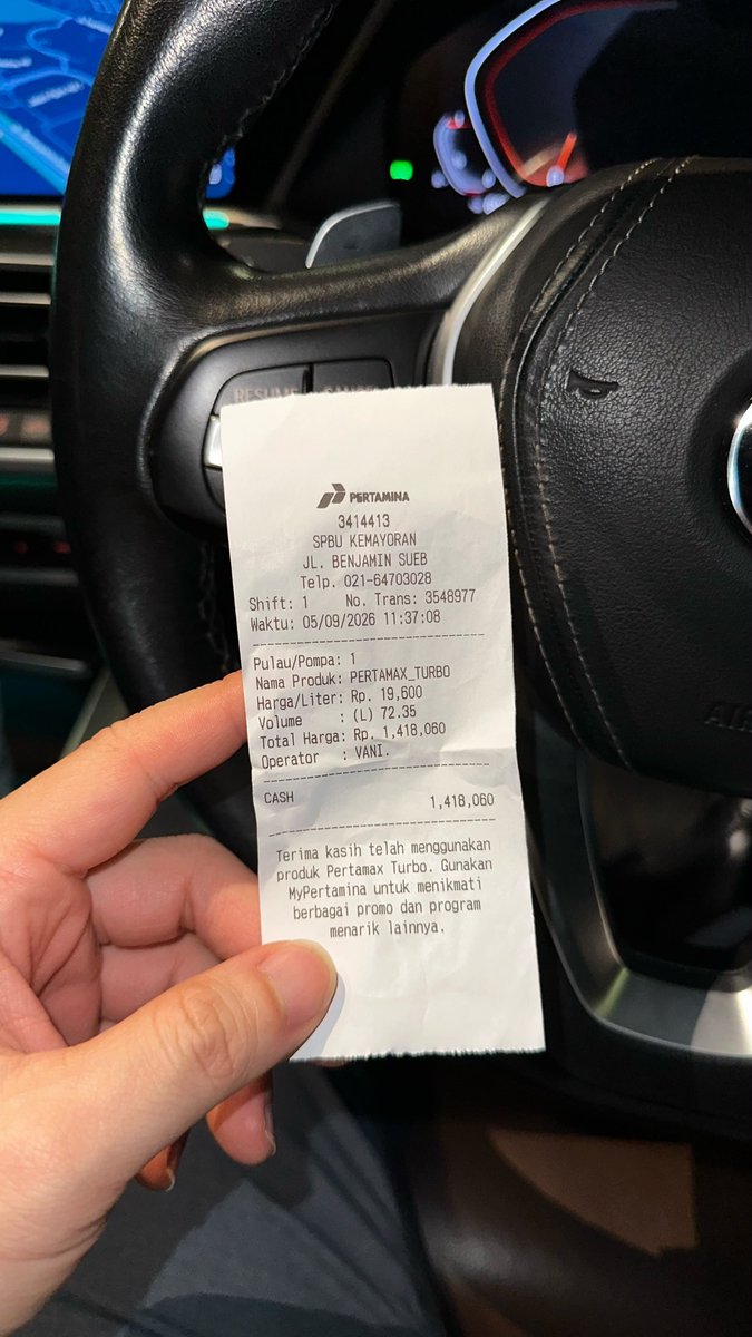 keluhkesahkonoh's tweet photo. drama isi bensin hari ini 😐

😐: “mbak, Turbo full tank ya.”
👩🏻‍🦰: “baik pak, dimulai dari 0 ya.”
pas udah full

👩🏻‍🦰: “pembayarannya mau pakai apa, pak?”
😐: “CC bisa?”
👩🏻‍🦰: “bisa, pak.”

baru sadar dompet ketinggalan 😭
😐: “mbak, sorry dompet saya ketinggalan. pakai QRIS aja deh.”
👩🏻‍🦰: “maaf pak, di sini gak bisa QRIS. harus pakai aplikasi MyPertamina kalau mau.”
DHUARRR‼️🤯😱🥶 PANIK!

... ... untung pas dicek lagi, di tas ternyata masih ada duit cash 😩

tolong dong @pertamina, masa hari gini masih ada SPBU yang gak bisa QRIS 😤
