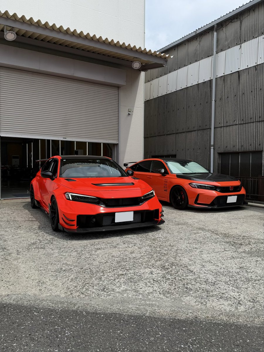 popopopi_3's tweet photo. 20台限定の1台を施工しました！
civic typeR ARTA GT
ARTAカラーにしました！！
自分の車もオレンジだけど、こうして一緒に並べると茶色に見えてしまう😢
#fl5
#civic
#シビック
#フルラッピング
#arta https://t.co/7GZCEe4T47