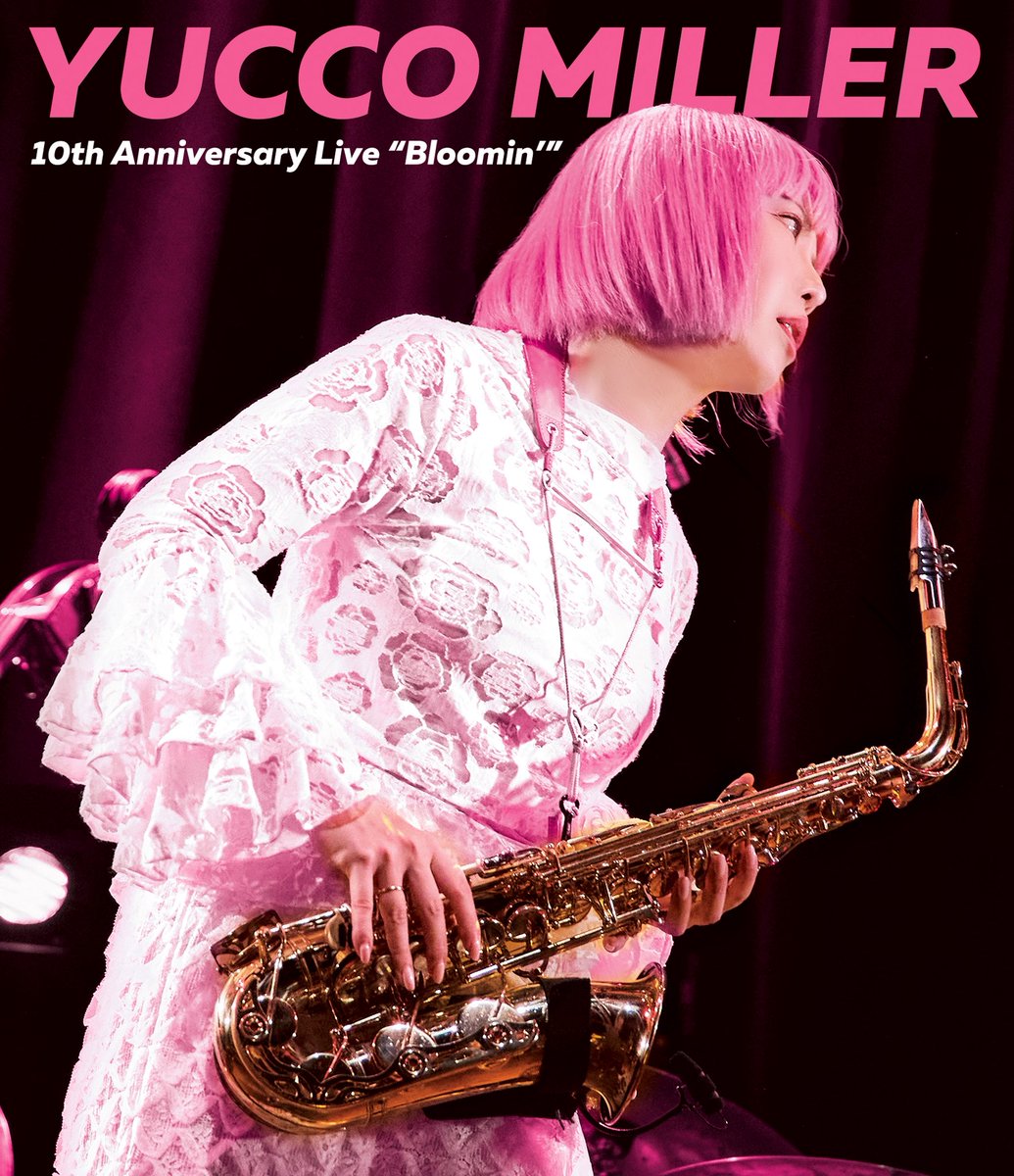 yuccomiller's tweet photo. 📀Blu-ray発売決定📀

10月14日(水)に
『YUCCO MILLER 10th Anniversary Live “Bloomin’”』
のライブBlu-rayが発売されます🎷🌸

7月24日にSHIBUYA PLEASURE PLEASUREで開催した、メジャーデビュー10周年記念ライブが映像作品になります！！✨

10周年という大切な節目のライブを、こうして作品として残せることが本当に嬉しいです🥹🩷

そしてなんと、ユッコ・ミラーの単独公演が映像作品になるのは今回が初めて！！🎉

ライブ本編はもちろん、バックステージやインタビュー映像も収録されています🎥💕

スペシャルゲストには小林香織さん🎷、中西りえさん🎤✨
最高のメンバーと一緒に作った、10周年の特別な一夜です🌸

あの日会場に来てくださった皆さんにはもう一度あの夜を、
来られなかった皆さんにもぜひこのBlu-rayで楽しんでいただけたら嬉しいです🩷

▼商品詳細
https://t.co/M5Dp9yk9FO

▼特典情報
https://t.co/DCID18cyrc