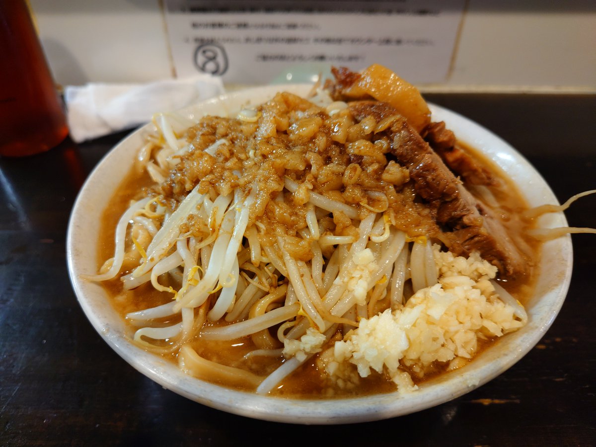 noahsark244's tweet photo. 3週間弱ぶりのラーメン荘これが好きだからへ。最近、二郎系ラーメン行くと食べ始めるまでの緊張感が半端ない。ただ、野菜を一口食べると安心する。安定の美味しさ、ご馳走様でした。しかし不調な時以外に後の人に久しぶりに負けた〜。いや早すぎるやろっ！
#ラーメン荘これが好きだから
#ラーメン二郎 https://t.co/IOpgzBoEY7