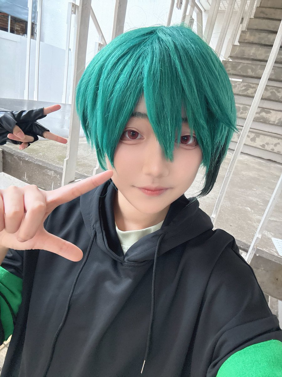 l65__cm's tweet photo. 初アコ！🦈ちゃんとおります！

 #シクフォニコスプレ https://t.co/ZmkpgiAG2c