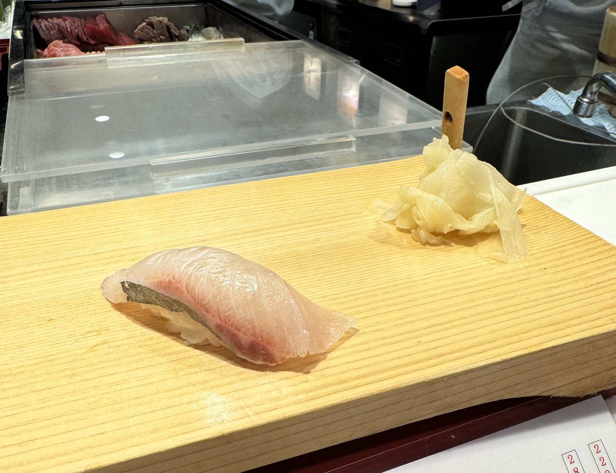 bori1021's tweet photo. 飛行機遅れてるので寿司食べてる。最果ての搭乗口47から鳥取へ。 https://t.co/dhwoPnVMKm