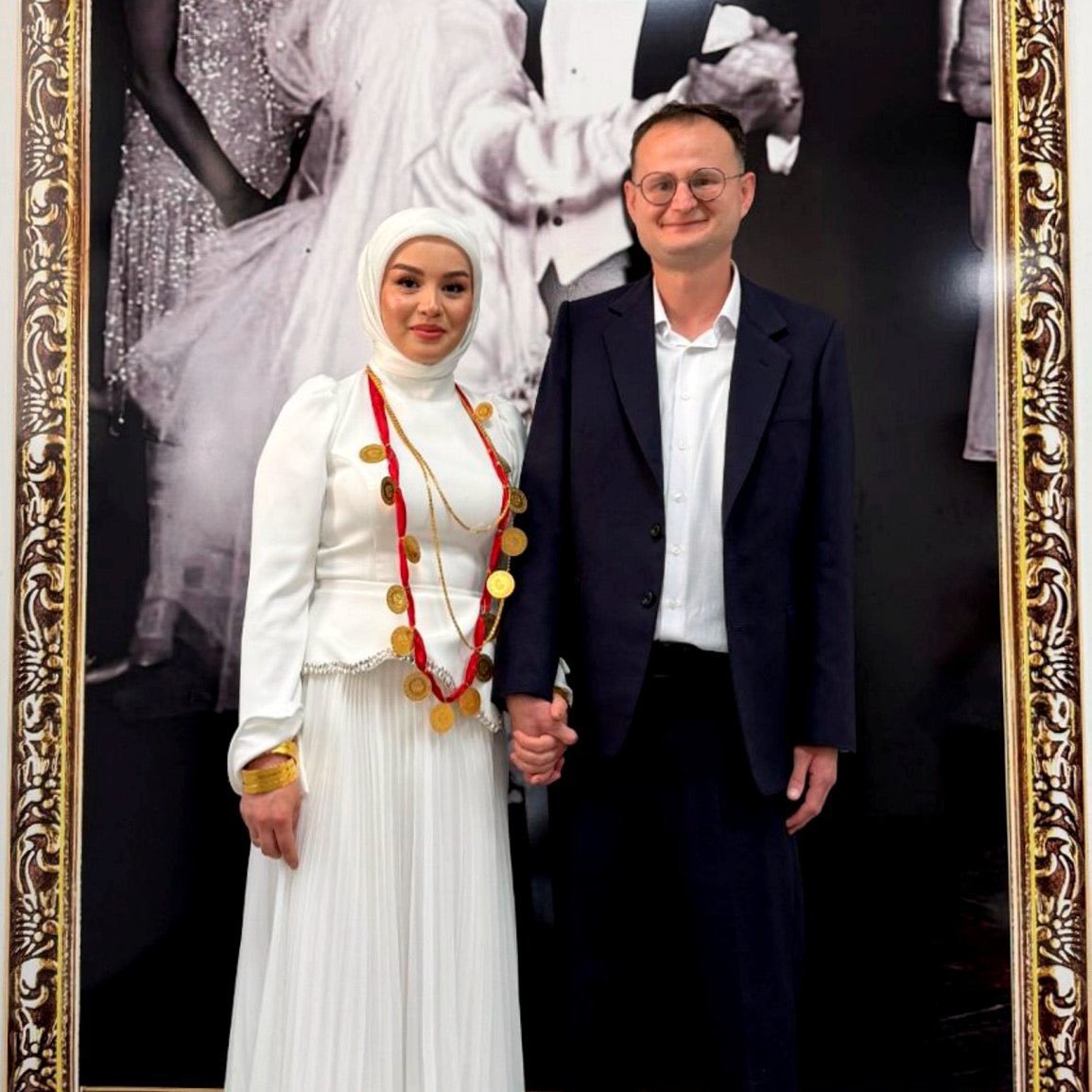 whisperhaber's tweet photo. Muğla’da Mustafa Ateşoğlu isimli vatandaş, aracılar sayesinde bulduğu Özbek gelin Mamura Burkhanova ile dünya evine girdi.

Burkhanova düğünün ardından 5.000.000 TL'lik takılarla beraber sırra kadem bastı.

3 gün 3 gece süren düğün için yaklaşık 10.000.000 TL masraf yapıldı.

Damadın babası Mehmet Ateşoğlu:

“Sadece güreşlerin düzenlenmesi için 1.500.000 TL harcadım.

Giden paranın peşinde değilim. Onurumun, gururumun peşindeyim.”