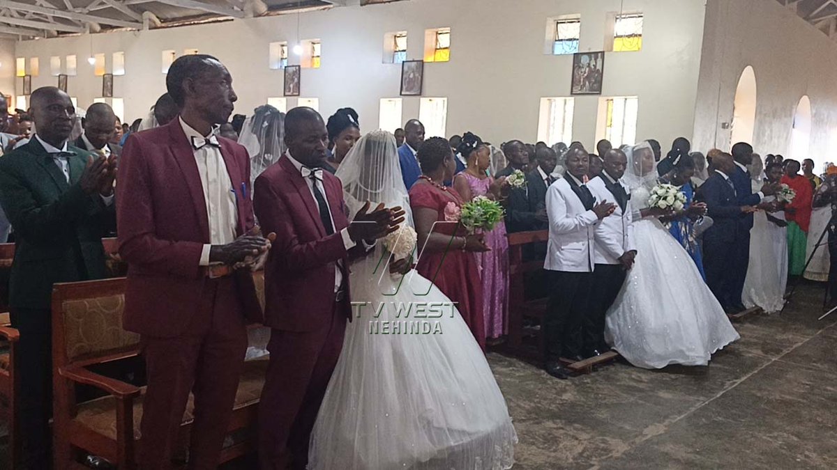 tvwestUG's tweet photo. Omukoro ogutebeekanisiibwe ekigombe ekya AMDA ogw'okugaita abagore barikurenga 30 kuruga St. Claret Parish Nyabwina omuri Masheruka, Sheema guriyo nigugyenda omu maisho aha kereziya egi kandi  gukuriirwe Rev Fr. Genensio Nuwagaba owa Mushanga Parish.

#WestUpdates
 📷: Ali Wasswa https://t.co/qEvAkUmjzJ
