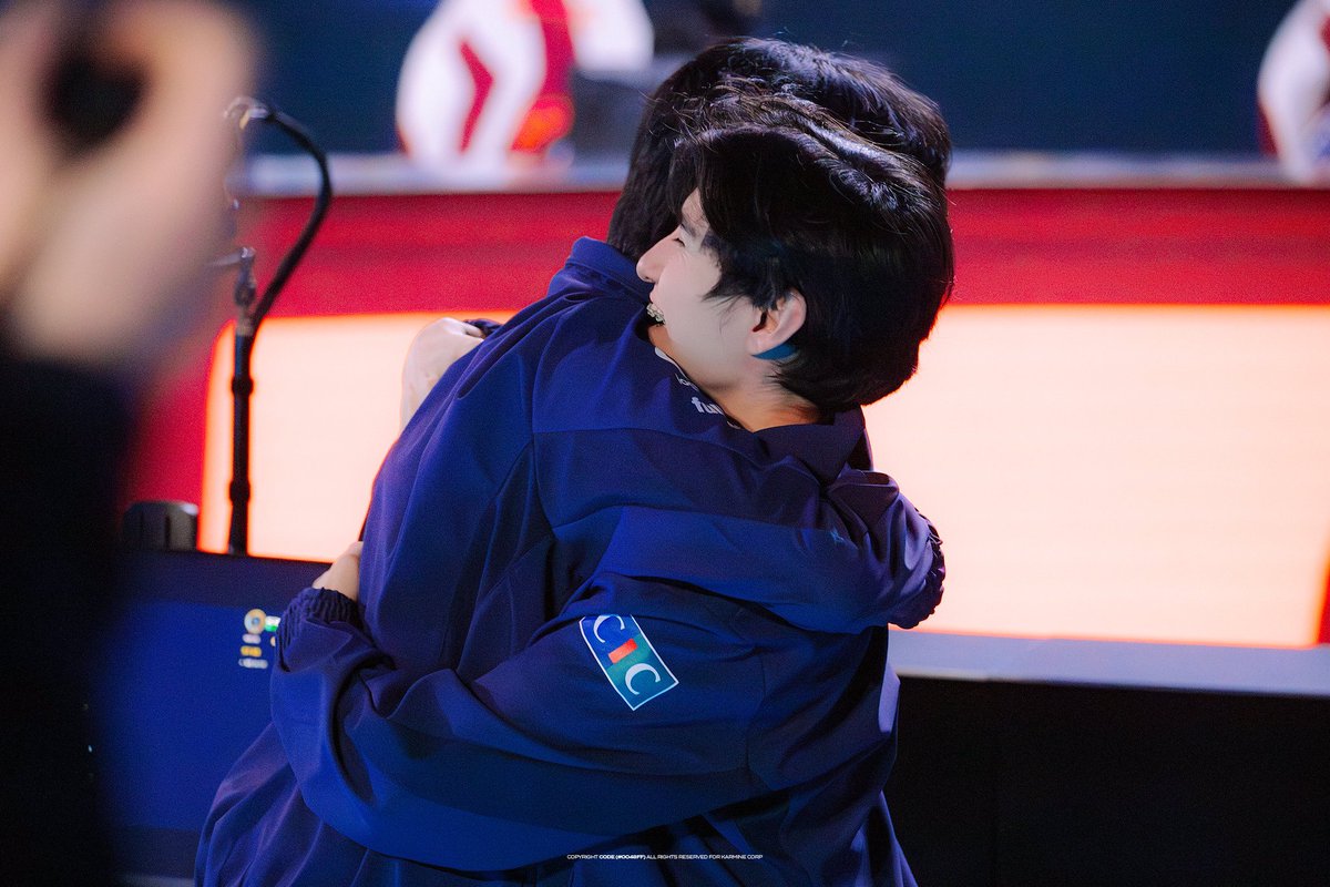 oscuhpastry's tweet photo. victory hugs of canna and yike is so dear to me https://t.co/r8Gn9TxMRQ