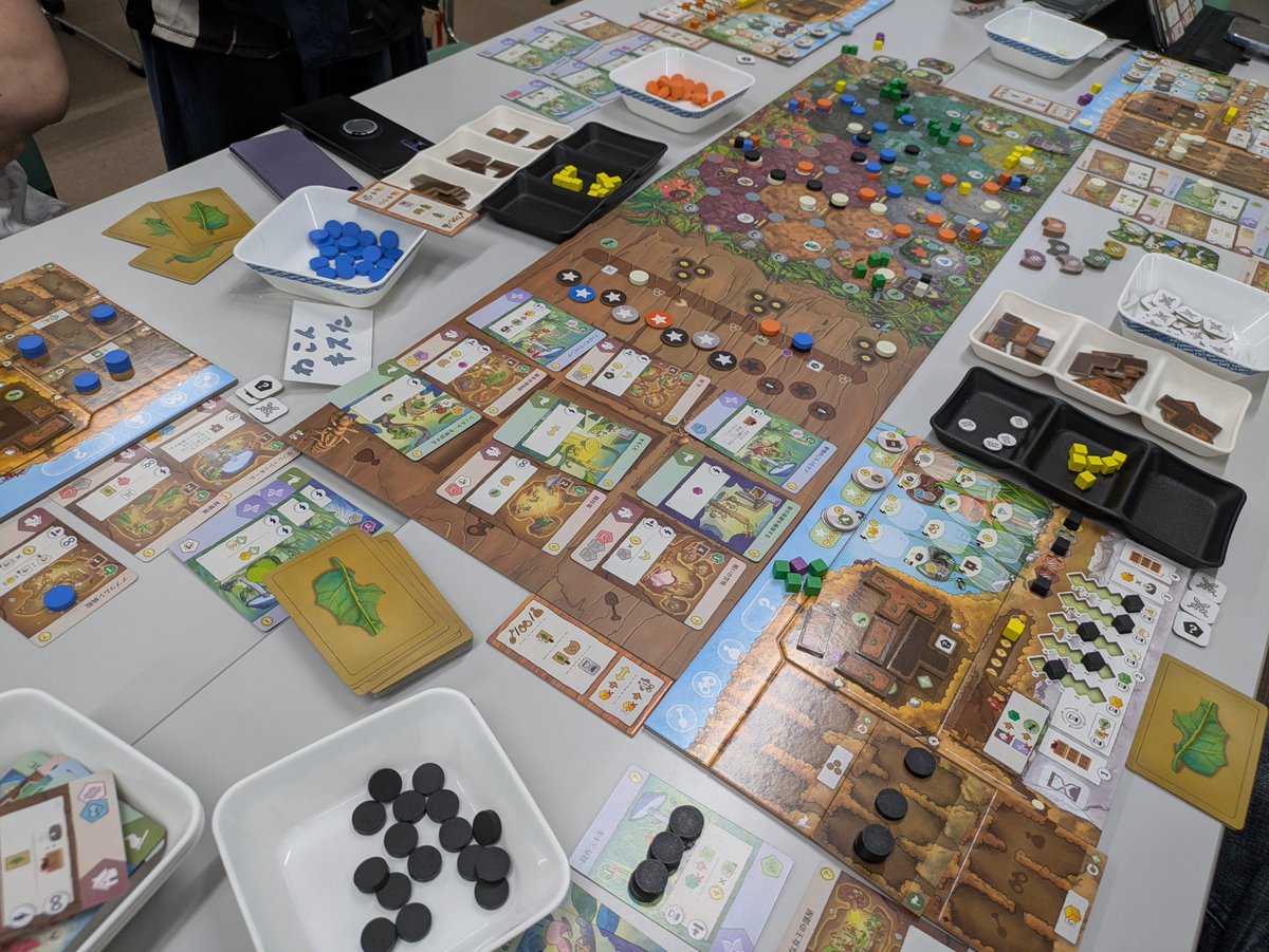 BoardGame_Lilac's tweet photo. 昨日は第112回ボドゲ会でした！
新しく来てくれた人もいて、20名の参加者で遊ぶことができました〜

2枚目の写真は、3×3にカードを並べて様々な要素を発展させて競うマグノリアの様子。
3人がずっと同じ戦力で、”戦争”フェイズなのに仲良く勝利点を獲得していました。
#ボドゲ会Lilac #ボードゲーム https://t.co/VyxhpdLfCq