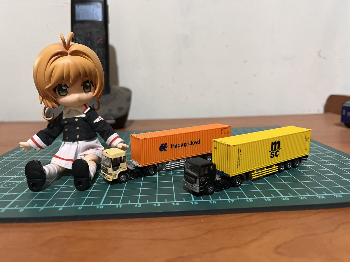juihua780413's tweet photo. こんにちは
素晴らしい!ヨーロッパ行きの輸送コンテナがさらに2つ手に入った。1つは🇨🇭MSC、もう1つは🇩🇪Hapagからだ😃
このコンテナトラックは、きっと私の人形のお父さんも欲しがっていたものだと思う😆
#Tomytec #鉄道模型 #海上コンテナ #Nゲージ
#トラック #MSC #Hapag #日野スーパードルフィン https://t.co/dXlec4cR8s